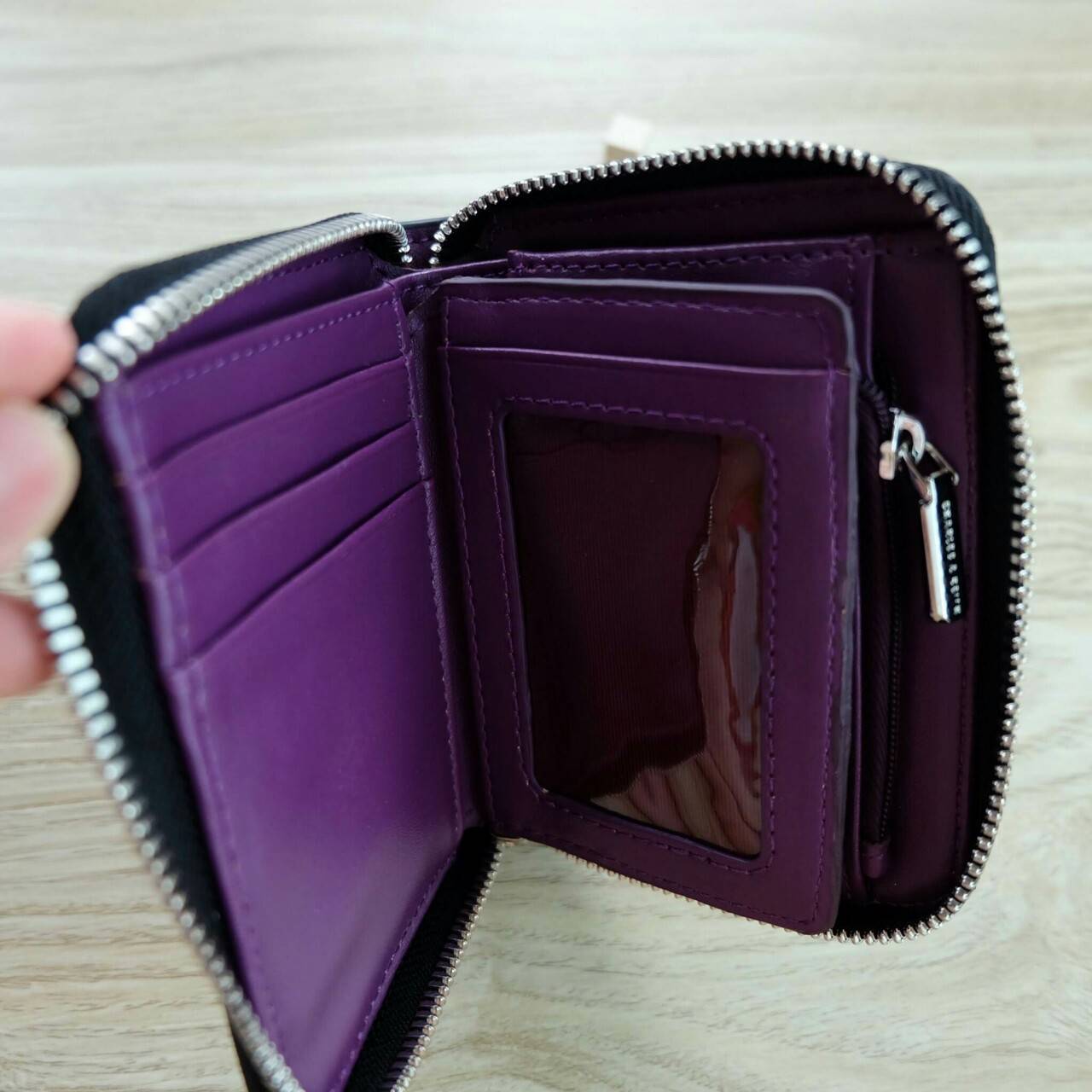 Charles & Keith Basic Square Wallet กระเป๋าสตางค์ใบสั้นซิปรอบ เปิด - ปิดกระเป๋าด้วยซิป ด้านในมีช่องใส่บัตร ช่องใส่ธนบัตร และช่องซิปใส่เหรียญค่ะ