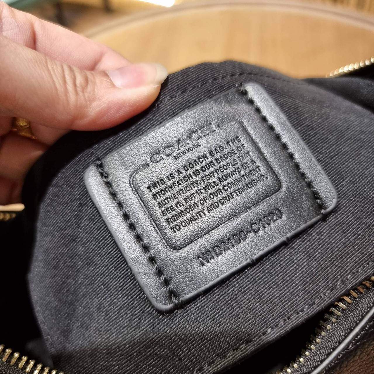 COACH C4108 BAILEY HOBO WITH WHIPSTITCH BEST SELLER ต้องมา!! กระเป๋าทรงโฮโบ ดีไซน์หรูหรา แมชท์ง่ายกับทุกไลฟ์สไตล์ วัสดุหนัง pepble หนังนิ่มสวย เปิด-ปิดด้วยซิปรูดใช้งานง่าย ภายในโล่งกว้าง สายคล้องสะพายไหล่ มีดีเทลน่ารักน่าใช้ ใช้งานสะดวกและง่ายต่อการใช้ชีว