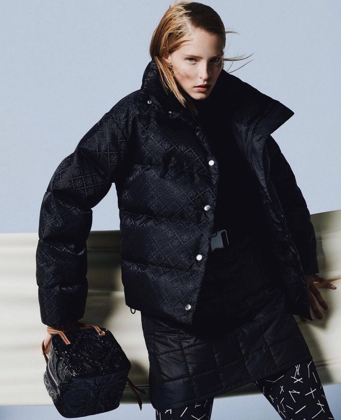 Tory Burch T Monogram Embroidered Patent Cube คอลเลคชั่นใหม่ รุ่นลิมิเต็ดรูปทรงใหม่ T Monogram สุดcube วัสดุหนังแท้ เปิด-ปิดด้วยซิป ภายในกว้าง มีช่องแยก 1 ช่อง สามารถใส่โทรศัพท์มือถือได้ทุกรุ่น สามารถถือหิ้วหรือสะพายได้ สายสามารถถอดและปรับระดับได้คะ