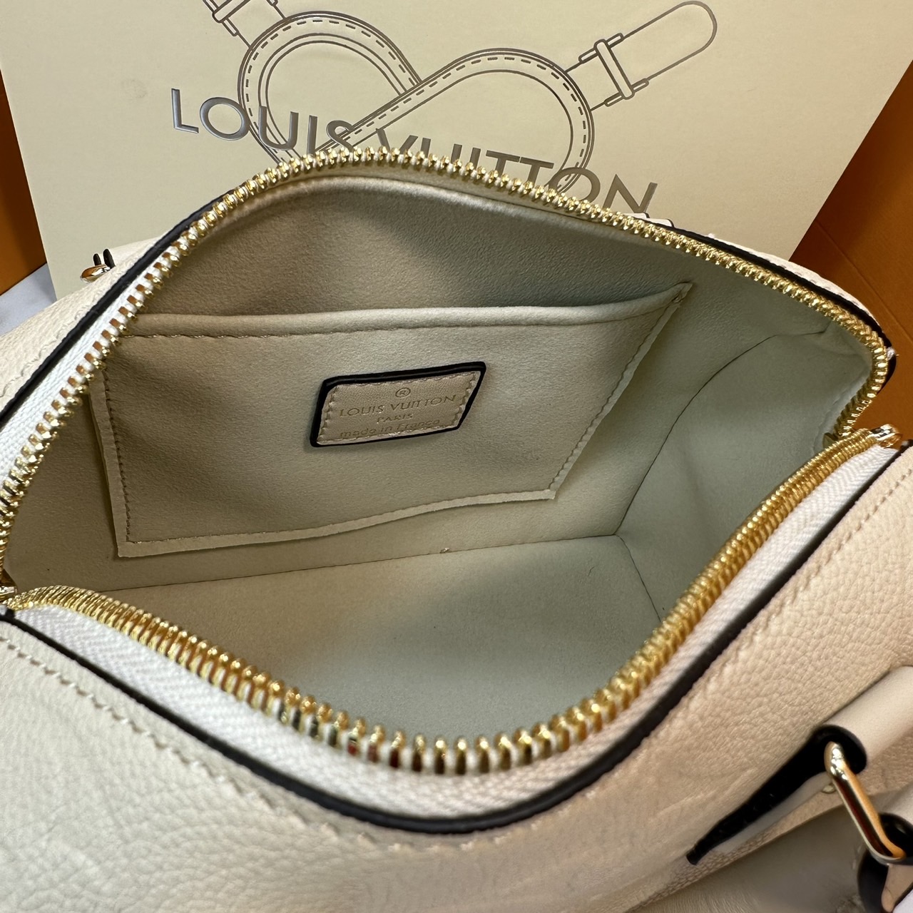 LV Speedy Bandoulière 20 Bag Monogram Empreinte Leather กระเป๋าสะพายทรงสปีดี้คลาสสิค สวยหรู กระเป๋าทรงหมอน รุ่นท็อปฮิต มีกุญแจล็อค