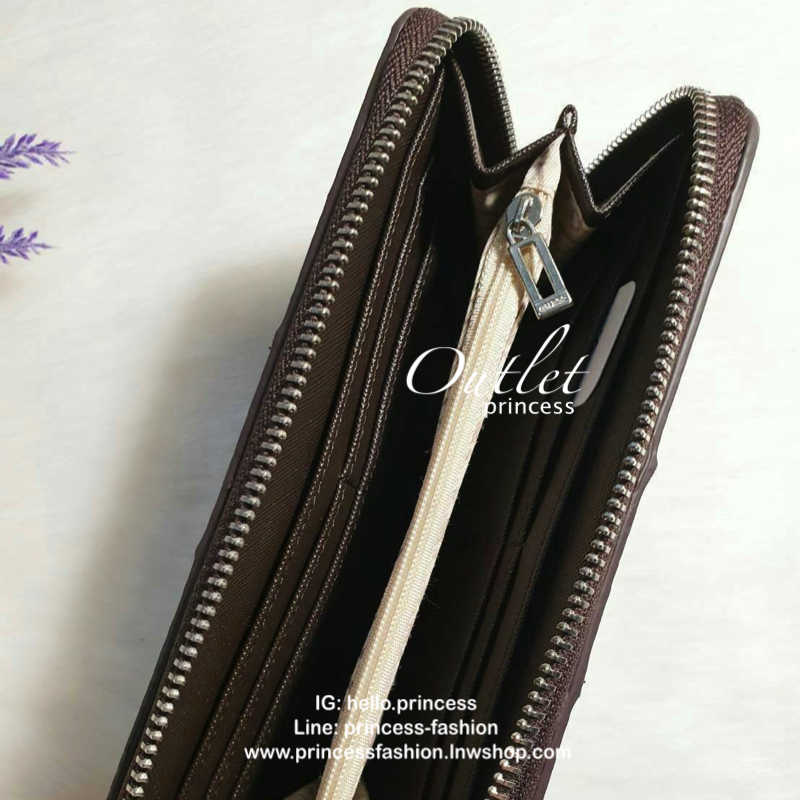 GUESS FACTORY WOMEN'S ZIP AROUND LONG WALLET กระเป๋าสตางค์หนังทรงซิปรอบพิมพ์ลายแบรนด์ ด้านหน้าติดโลโก้แบรนด์ ภายในมีช่องใส่ธนบัตร ช่องใส่บัตรหลายช่องและช่องซิปกลางใส่เหรียญ มีให้เลือกถึง 4 สี สวยคุ้ม น่าใช้มากๆค่า