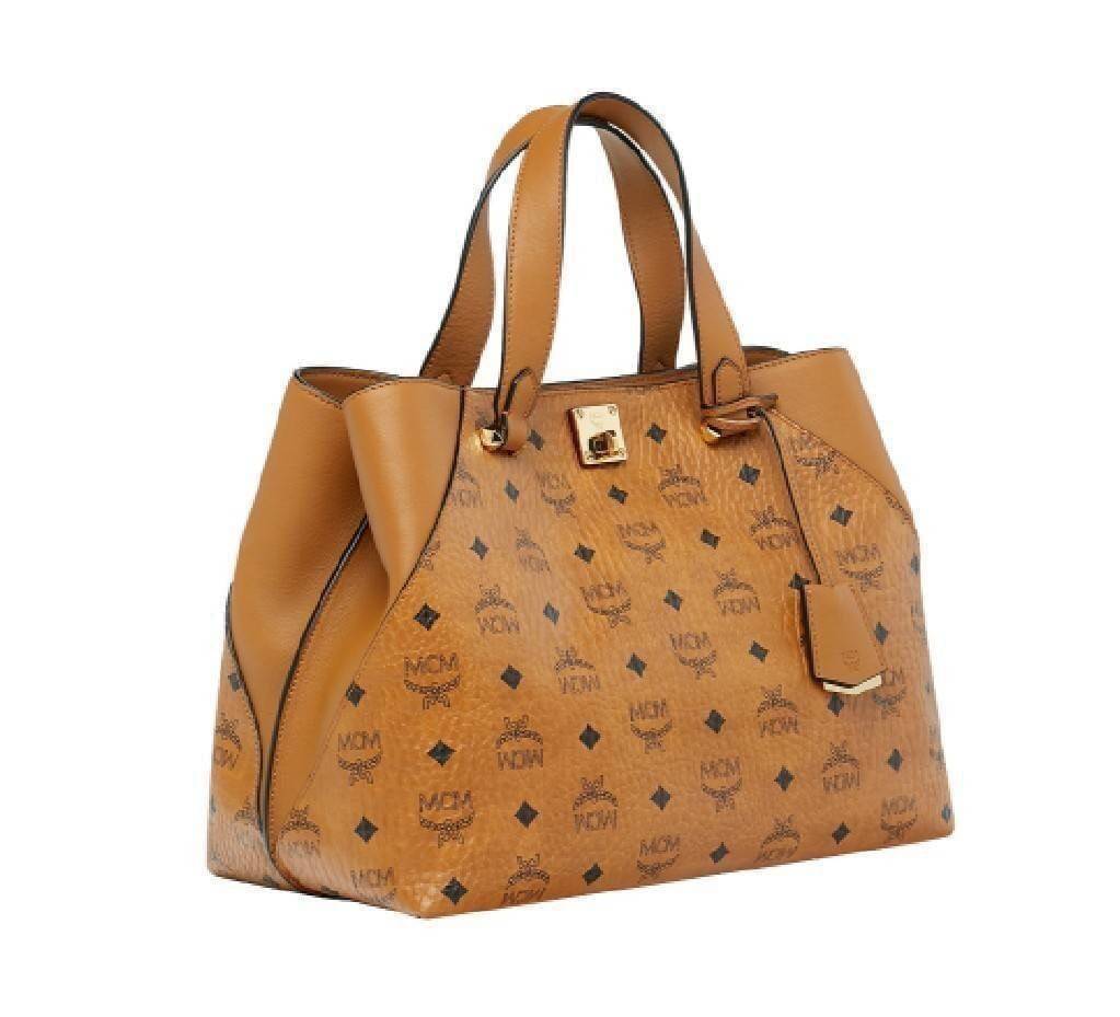 M.C.M ESSENTIAL TOTE IN VISETOS ความจุใจมาพร้อมเสิร์ฟแล้วจ้า ใครที่มองหากระเป๋าทรงโท้ทจุๆ ต้องใบนี้เลย!! กระเป๋าสะพายไหล่/ข้าง ดีไซน์ทรงสวยน่าใช้ วัสดุหนังแคนวาสสลับหนังแท้ ปากกระเป๋ามีตัวบิดล็อคแน่นหนากันของหล่นออกจากกระเป๋า ภายในโล่งกว้าง แบ่งสัดส่วนอย่