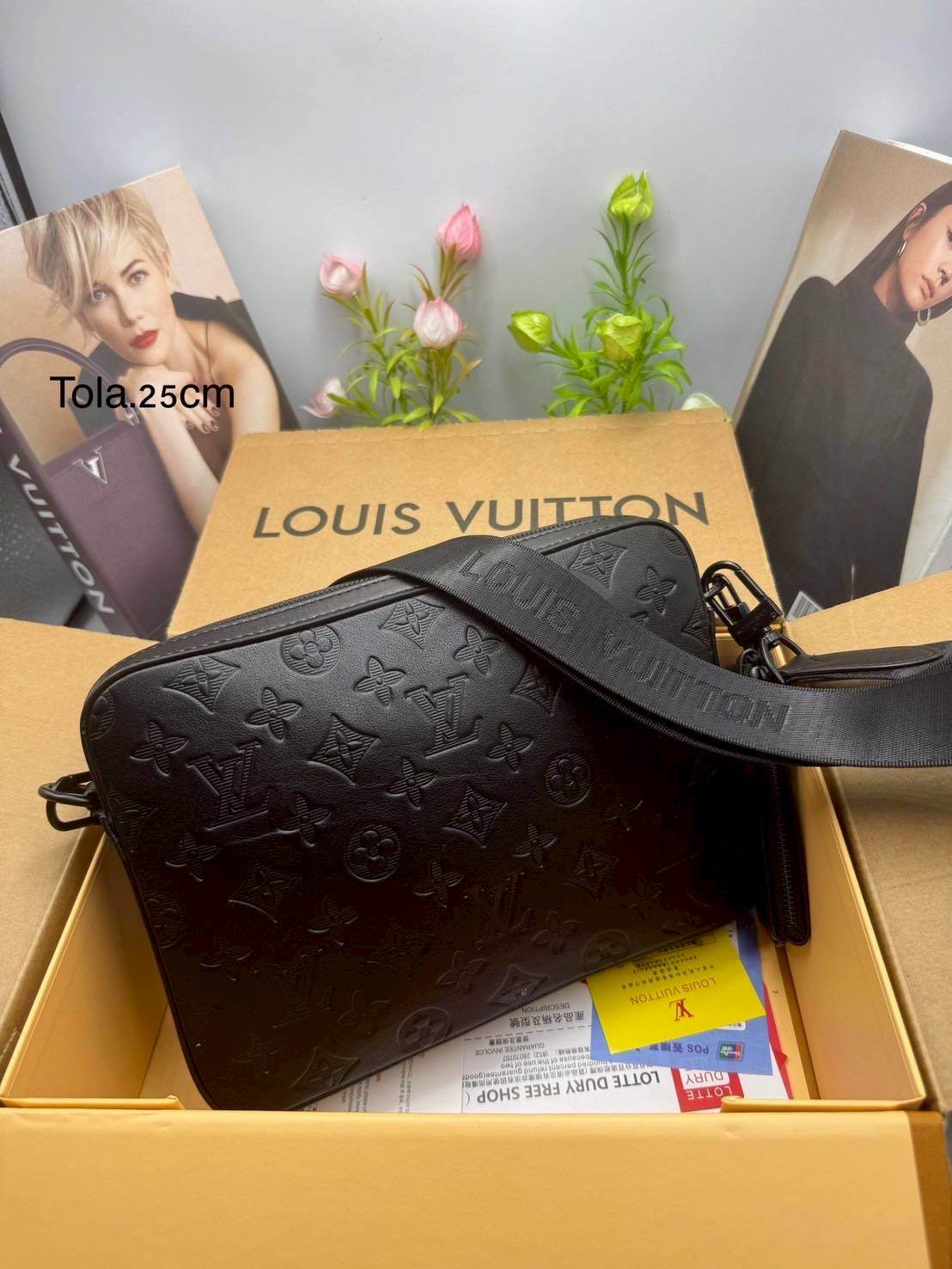 LV Trio Messenger bag Monogram-embossed กระเป๋าสะพายทรงแมสเซ็นเจอร์ ดีไซน์ทันสมัยในโทนสีสปอร์ต สีดำสุดคลาสสิกไฮคลาสอย่างลง ไอเท็มที่หนุ่มๆต้องไม่พลาด