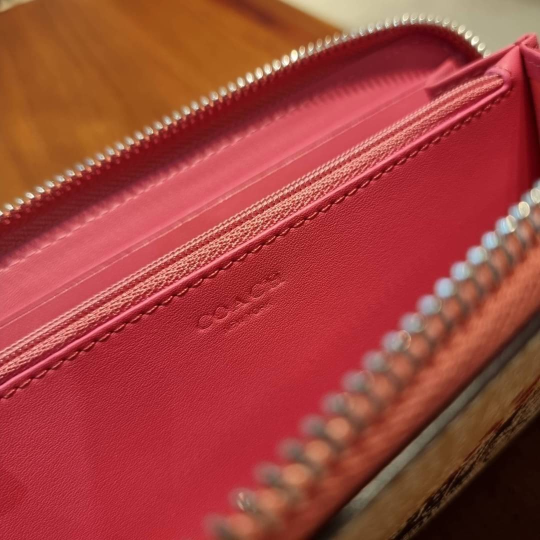 COACH ACCORDION ZIP WALLET IN SIGNATURE CANVAS กระเป๋าสตางค์ใบยาวนี้ที่เหมาะกับการใช้งานทุกรูปแบบ นอกจากเพิ่มความมั่นใจแล้ว ยังทำให้ชีวิตของเราง่ายขึ้นอีกด้วย โดยการเปิดปิดแบบซิปรอบ สามารถใส่ธนบัตร เหรียญ บัตรต่างๆได้หลายใบเลยทีเดียว ขนาดของกระเป๋าสามารถถ