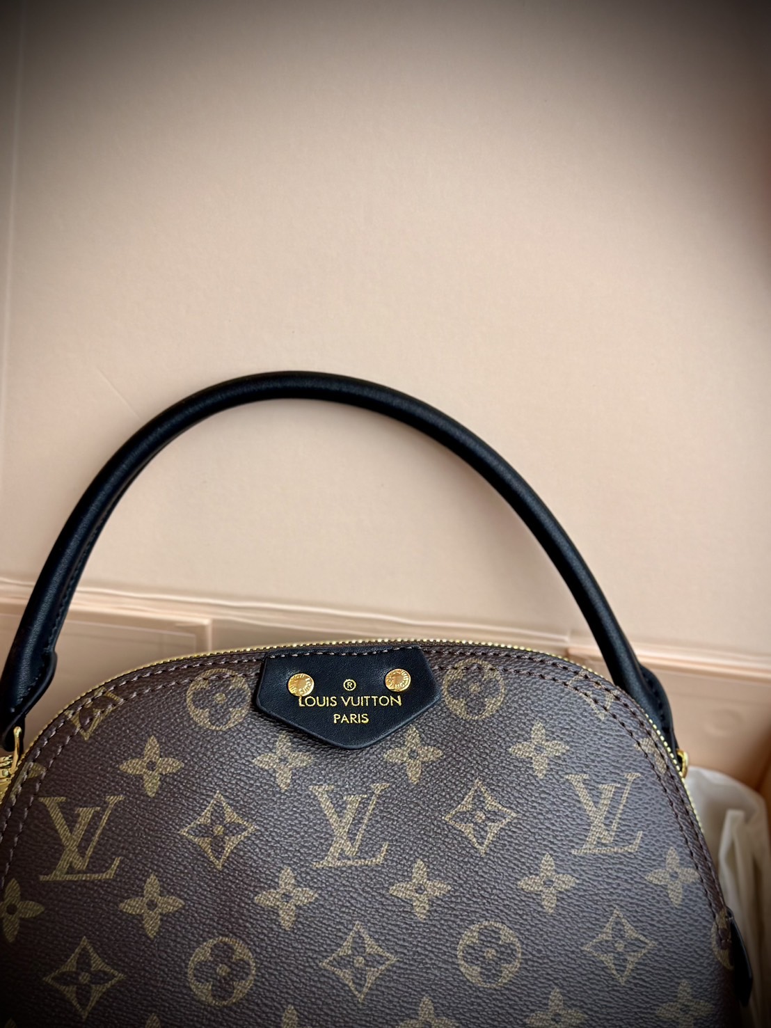 LV Be Alma bag Monogram Canvas / LV Pouch Bag กระเป๋าทรงพอชรุ่นใหม่สุดไอคอนิก เปิดตัวในคอลเลคชั่น Cruise 2025 ขนาดกะทัดรัดประดับสายโซ่สีทองถักสลับหนัง ใช้เป็นกระเป๋าใส่เครื่องสำอางค์ก็ลงตัว