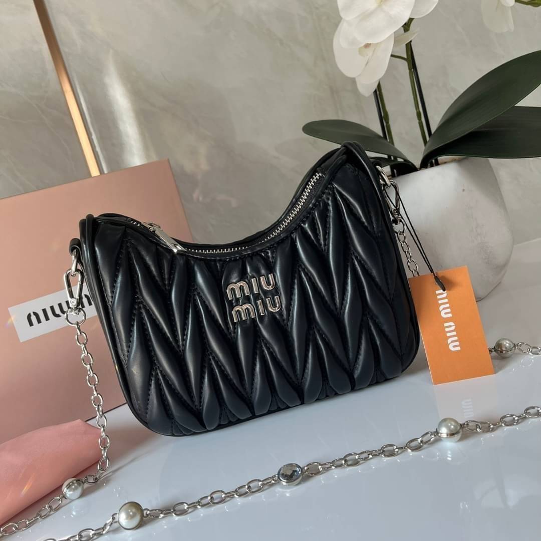 MIU MIU matelasse nappa leather shoulder bag กระเป๋าสะพายข้าง สายสะพายประดับไข่มุกและคริสตัล ให้ความละมุม ลุคคุณหนูน่ารักสุดๆคะ