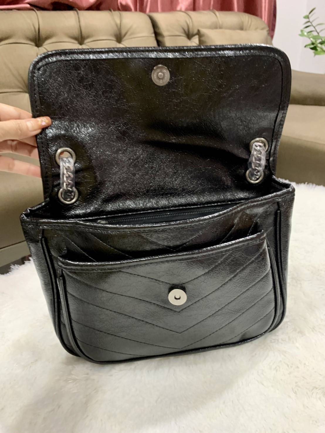 VIP 】Saint Laurent Niki shoulder bag VIP GIFT WITH PURCHASE (GWP) พรีเมี่ยมกิ้ฟ Limited Edition จาก YSL DUTY FREE COUNTER กระเป๋าสะพายรุ่น Niki จาก Saint Laurent โดดเด่นด้วยโครงสร้างทำจากหนังวัว หนังมันเงา นิ่ม งานสวยมากๆ ค่ะ อะไหล่สีดำ ด้านหน้าประดับโลโก