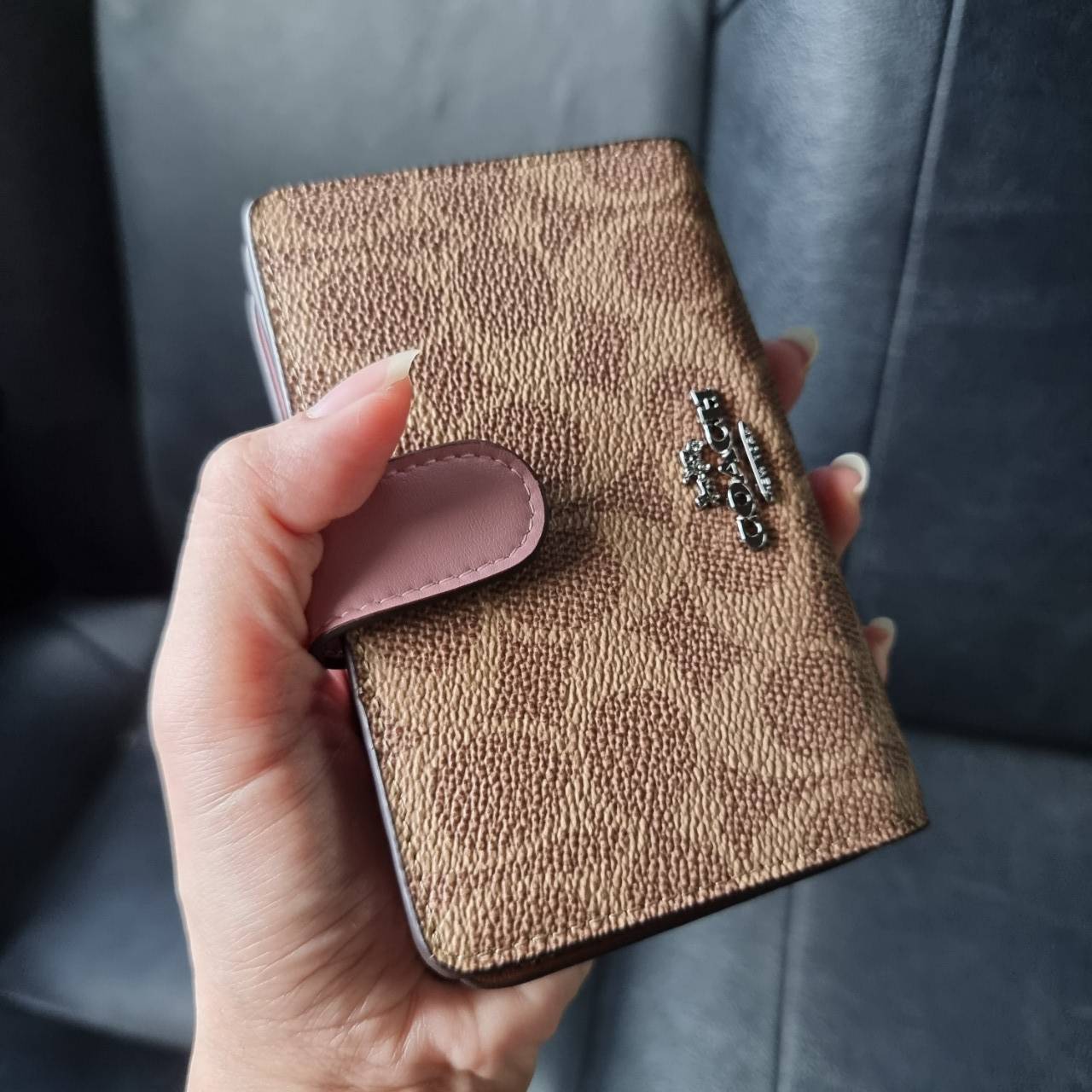 COACH F33034 MEDIUM CORNER ZIP WALLET IN COLORBLOCK SIGNATURE CANVAS กระเป๋าสตางค์ใบกลาง 👛 ขนาดกำลังเหมาะมือ วัสดุหนังแคนวาส ดูแลรักษาง่าย มีช่องใส่บัตรและธนบัตรครบ และช่องซิปแยกไว้ใส่เหรียญ สวยคลาคสิคแบบนี้เหมาะส่งต่อเป็นของขวัญที่สุดจ้า