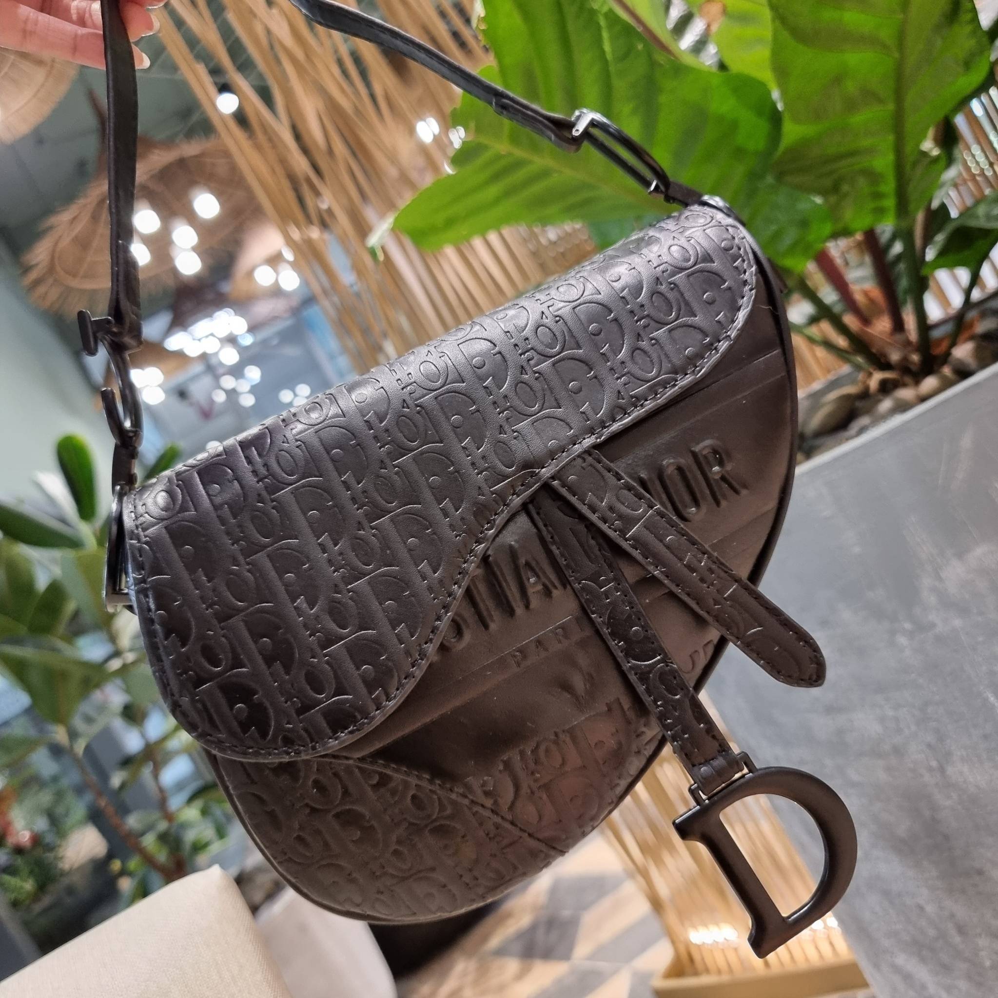 VIP CD OBLIQUE SADDLE BAG / DIOR SADDLE กระเป๋าสะพายข้าง ทรงสวยไม่ซ้ำใคร กิมมิคในตัว ดูแพง ไซส์ใหญ่ ดีไซน์ย้อนยุค เป็นเอกลักษณ์สวยทุกแบบ เปิด-ปิดด้วยกระดุมแม่เหล็กซ่อน ใช้งานง่ายมากๆ ภายในเป็นช่องโล่ง มีช่องซิป ใบสีดำเป็นหนังแท้ ใบลายเป็นผ้าแคนวาส ดูดี ดู