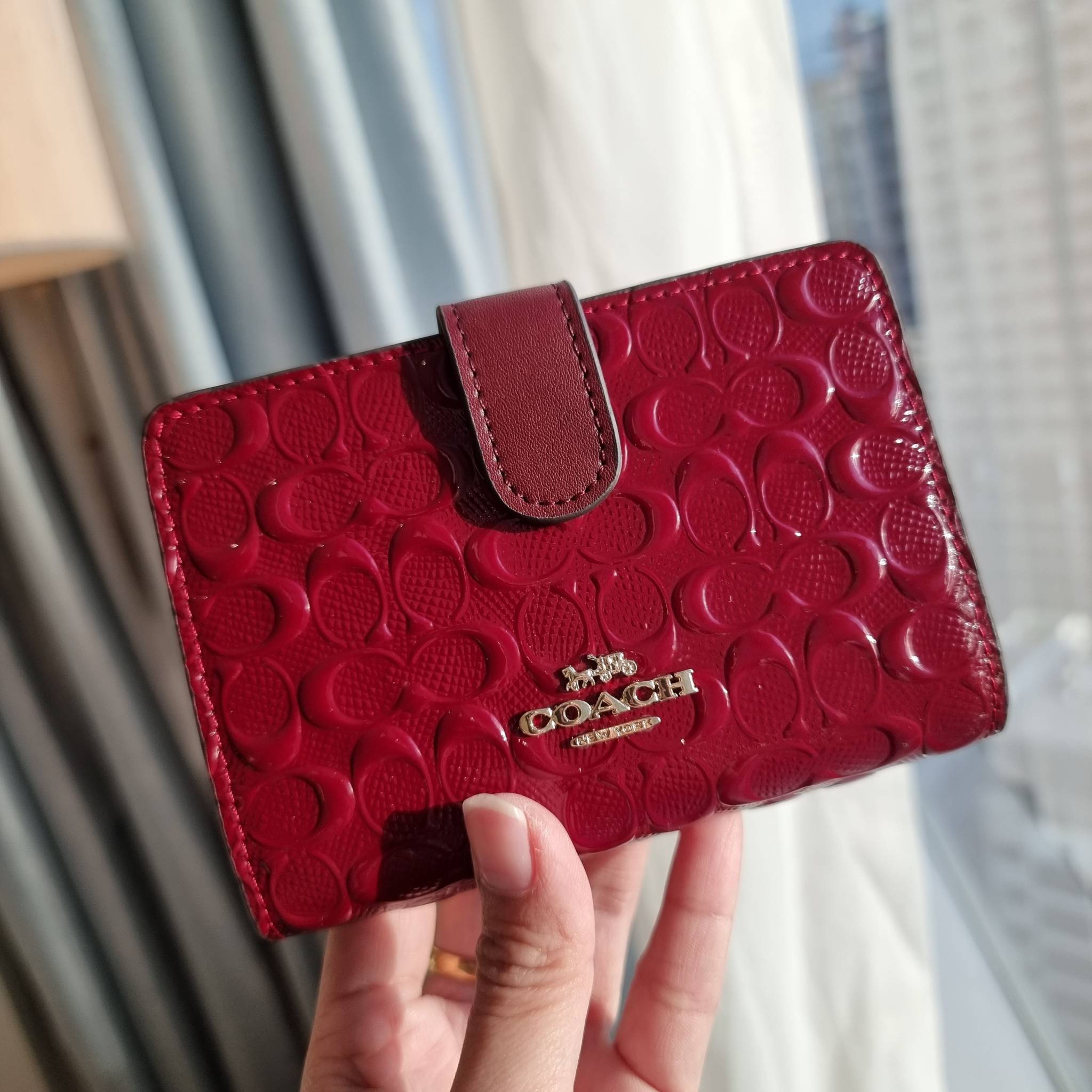 OUTLET 】COACH F25937 MEDIUM CORNER ZIP WALLET กระเป๋าสตางค์ใบกลาง 🔥 รุ่นหนังแก้วสุดฮอต!! สวยหรู ขนาดกำลังเหมาะมือ ดูดีดูแพงทุกสี มีช่องใส่บัตรและธนบัตรครบ และมีช่องแยกสำหรับใส่เหรียญ มาให้ครบเซ็ท พร้อมเสิร์ฟความสวยให้ถึงบ้านไปเลยจ้า