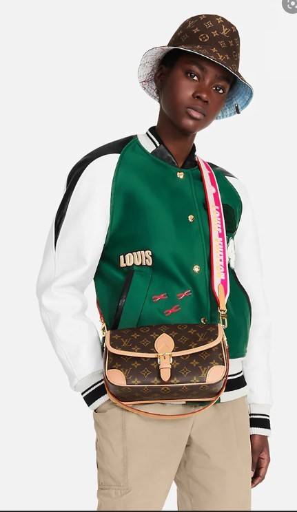 LOUIS VUITTON DIANE MONOGRAM พร้อมส่ง สุดคุ้ม! กับกระเป๋าLV พรีเมี่ยมกิฟ ตปท. หนังแท้ นิ่ม ทรงสวยมากๆค่ะ ((พื้นผิวหนังเป็นการขัดตามธรรมชาติจะมีรอยดำๆตรงขอบหนังนะคะ)) รุ่นนี้มาในลุคสวย หรู ดูชิล เพราะไม่ว่าลุคไหนๆก็เอาจริงๆจ้า! เปิดปิดกระเป๋าแบบกระดุมแม่เห