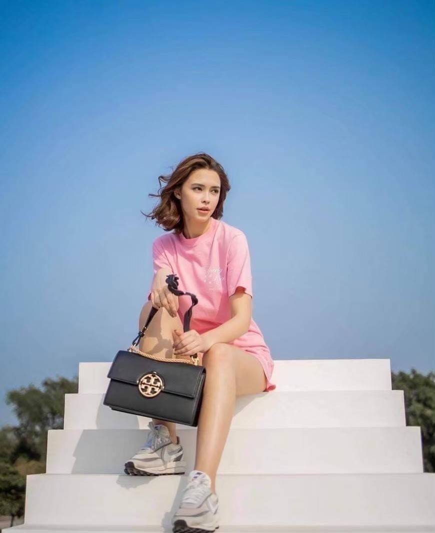 TORY BURCH MILLER SHOULDER BAG รุ่นยอดนิยม รุ่นหายาก รุ่นที่สาวๆตามหา ใบนี้เลย!! สวยหรู ผู้ดีทุกสี กระเป๋าสะพายไหล่ ดีไซน์อยู่ทรง คลาสสิคแฝงความหรูด้วยโลโก้สีทองอร่ามโดดเด่น