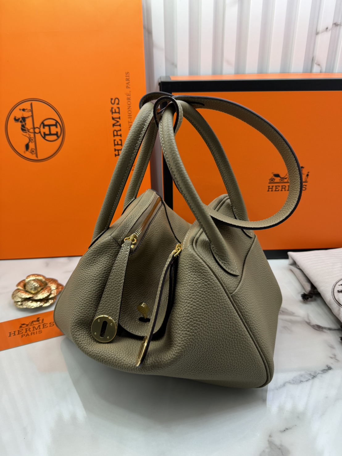 พร้อมส่ง 15 สี HERMES Lindy 26 bag กระเป๋าทรงโท้ทหนังสวยอย่างดี เอกลักษณ์ของความเรียบหรูไฮคลาสอย่างสมบูรณ์แบบ เกรดออริ สลับแท้ งานสวยตามรูป ใช้งานต่างประเทศได้