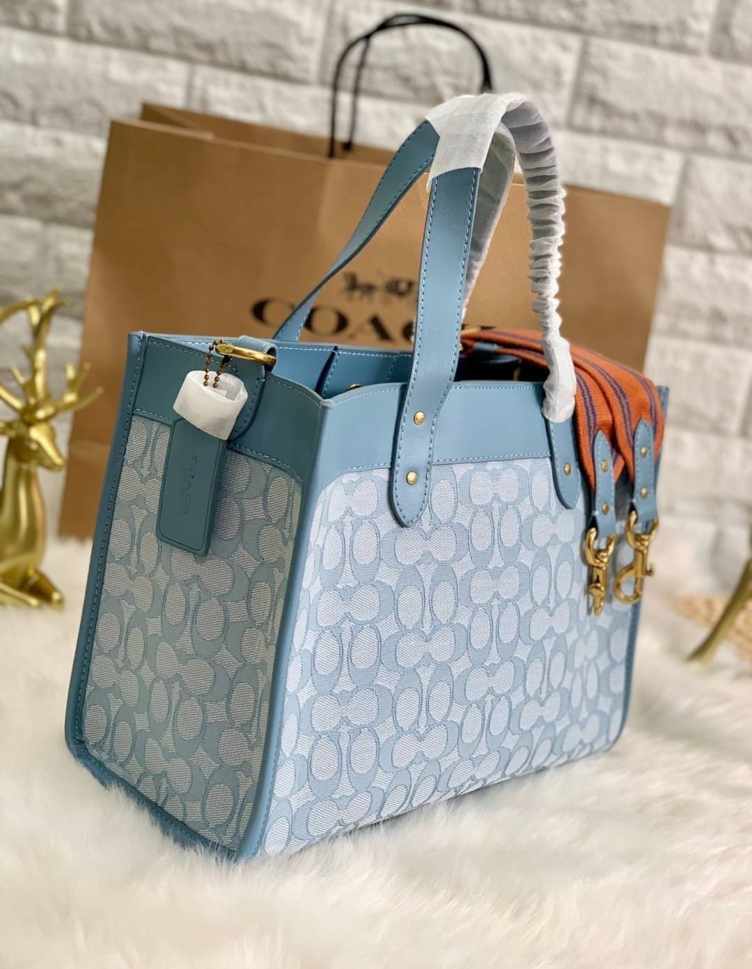 สวยๆ เคลียสต๊อค มีไม่มากจร้าา! COACH TOTE FIELD JACQUARD BAG ((C3282)) กระเป๋าหิ้ว//สะพายข้าง JacquardลายC+หนังแท้ สวยงามลงตัวมากๆค่ะ ปากกระเป๋าเปิดปิดแบบกระดุมแม่เหล็ก ภายในกว้าง สาวๆทีาสัมภาระเยอะบอกเลยเหมาะมากค่ะ