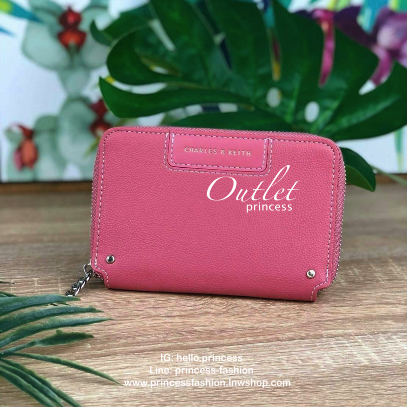 CHARLES & KEITH CHAIN ZIP WALLET กระเป๋าเงินซิปรอบใบกลาง หนังขึ้นลายสวยงาม ด้านหน้าปั๊มโลโก้แบรนด์ มีจุดเด่นที่ซิปเป็นห่วงโซ่เล็กๆน่ารัก ด้านในมีช่องซิปใส่เหรียญ ช่องบัตร 4 ใบและช่องใส่ธนบัตรตามยาว ใส่แบงค์พันได้ตามยาวเลยค่า ไว้ใช้กับกระเป๋าใบเล็กเหมาะมาก