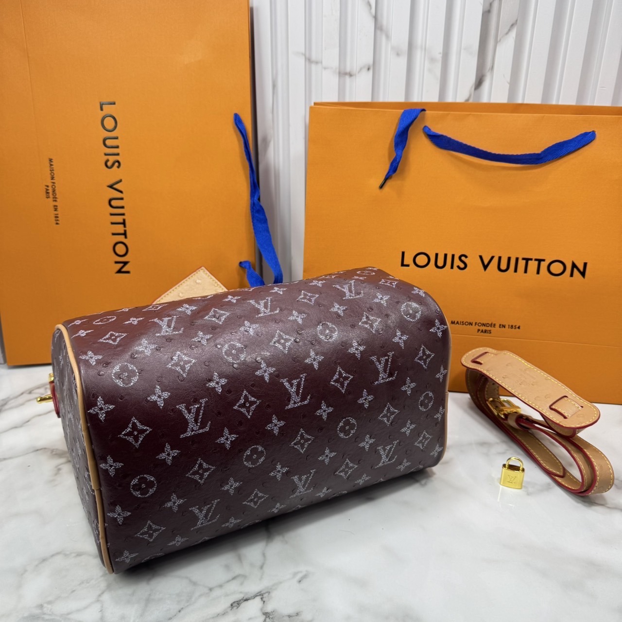 ORI หนังแท้ | LV Speedy P9 Bandoulière 30 Bag กระเป๋าสะพายทรงหมอนสปีดี้ใบใหญ่ คอลใหม่ล่าสุดหรูหราโดดเด่น แต่งลายนูนเพิ่มเท็กเจอร์เต็มใบ รูปทรงใช้งานง่ายสวยตลอดกาล