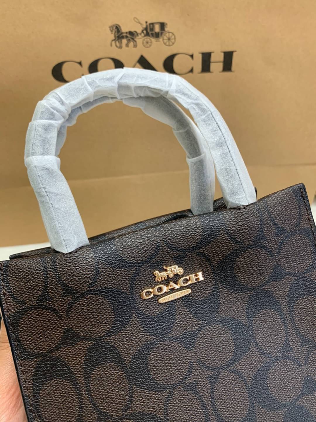 COACH MINI CALLY CROSSBODY IN SIGNATURE ((3599, 2184, 5693, 2134, 2183)) พร้อมส่งที่ไทยทันที! กระเป๋าสะพายครอสบอดี้ร์ กระเป๋าครอสบอดี้โท้ทมินิไซส์ รุ่นใหม่สุดฮอต!! ใบจริงคือน่ารักม้ากกกก!! สวยอยู่ทรง น่ารักน่าใช้ ทรงTote ปากกระเป๋าเปิดปิดแบบแม่เหล็ก ภายใน