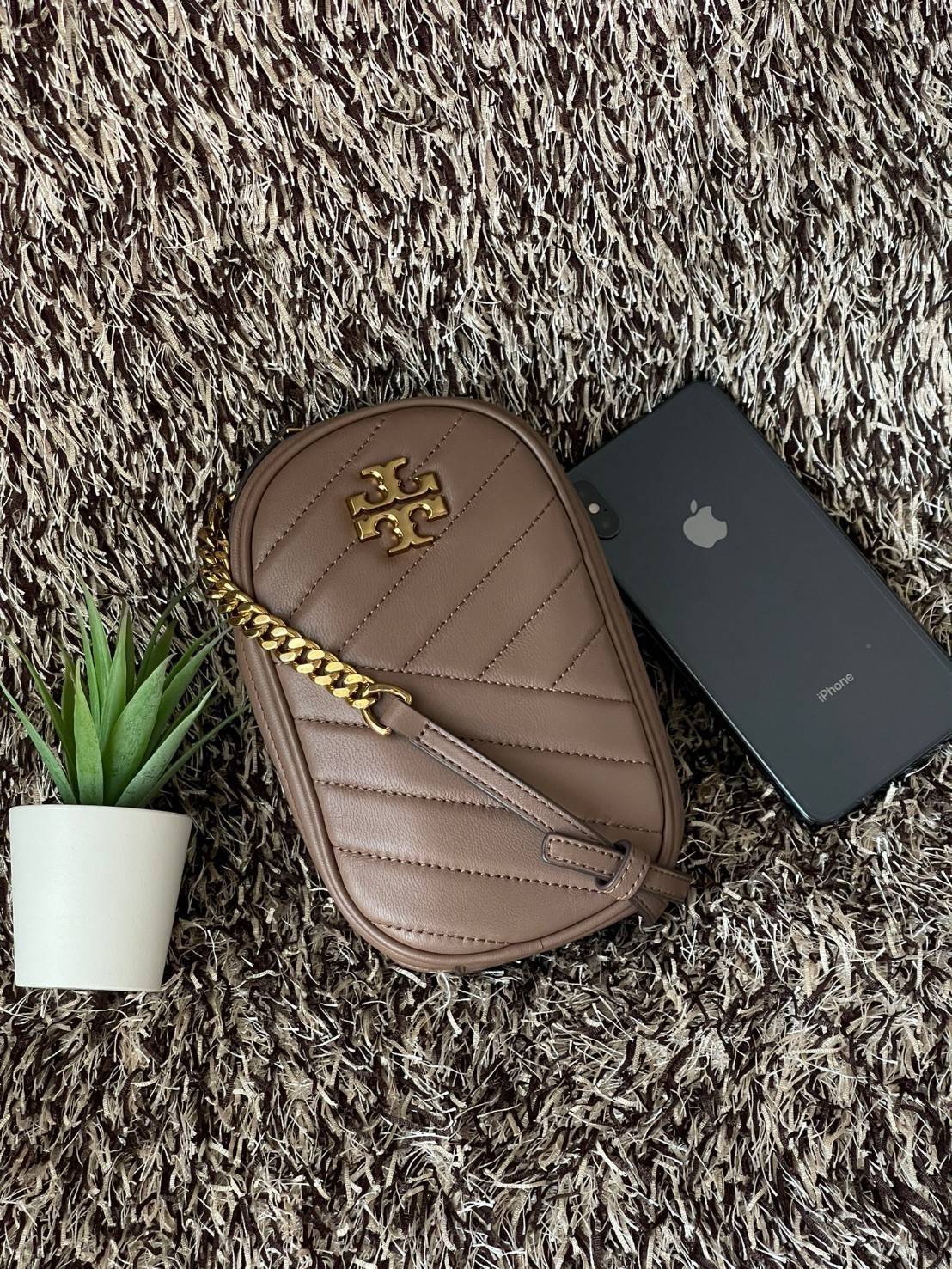 Tory burch kira chevron n/s crossbody bag กระเป๋าสำหรับใส่มือถือหรือของจุกจิกต่างๆ ได้กลายมาเป็นแฟชั่นสุดร้อนแรงแห่งปี คอลเลคชั่นนี้ออกมาเพื่อเอาใจสาวๆโดยเฉพาะ สีสันสุภาพเพื่อให้แมทช์กับสีสันของเสื้อผ้า ได้ง่าย ภายในยังสามารถแบ่งสันปันส่วนไว้สำหรับใส่บัตร