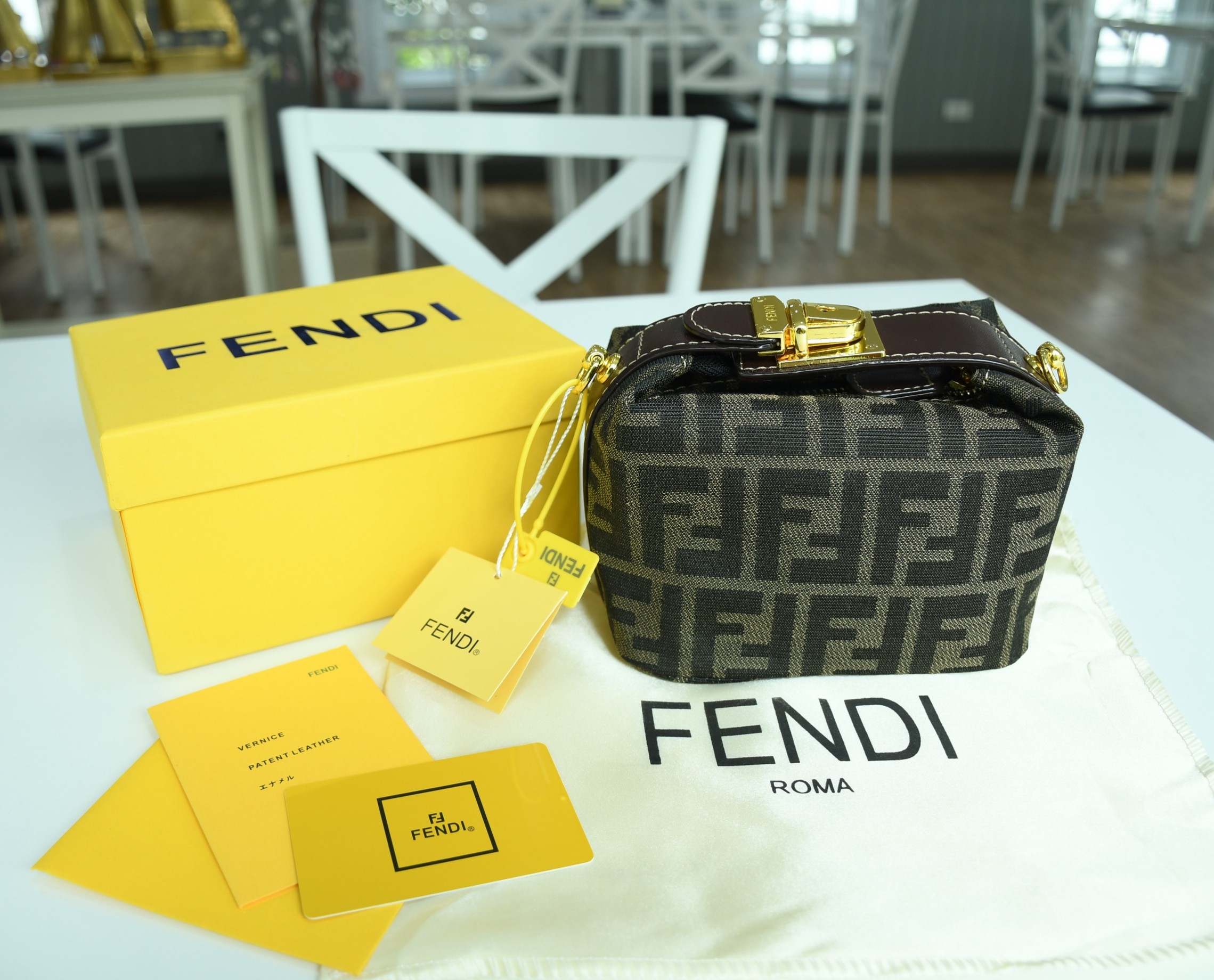 Fendi Tobacco Monogram FF Logo Zucca Buckle Belt Boston Mini Bag Brow Canvas Satchel กระเป๋าสะพายข้าง size mini สุดฮิต วัสดุ canvas จุของได้เยอะ ใส่iphone+ ได้ เปิดปิดด้วยซิป น่ารักมากกก ห้ามพลาดเลยค่ะใบนี้แนะนำสุดๆ มีสายสั้น+สายสะพายไหล่ ปรับสายได้