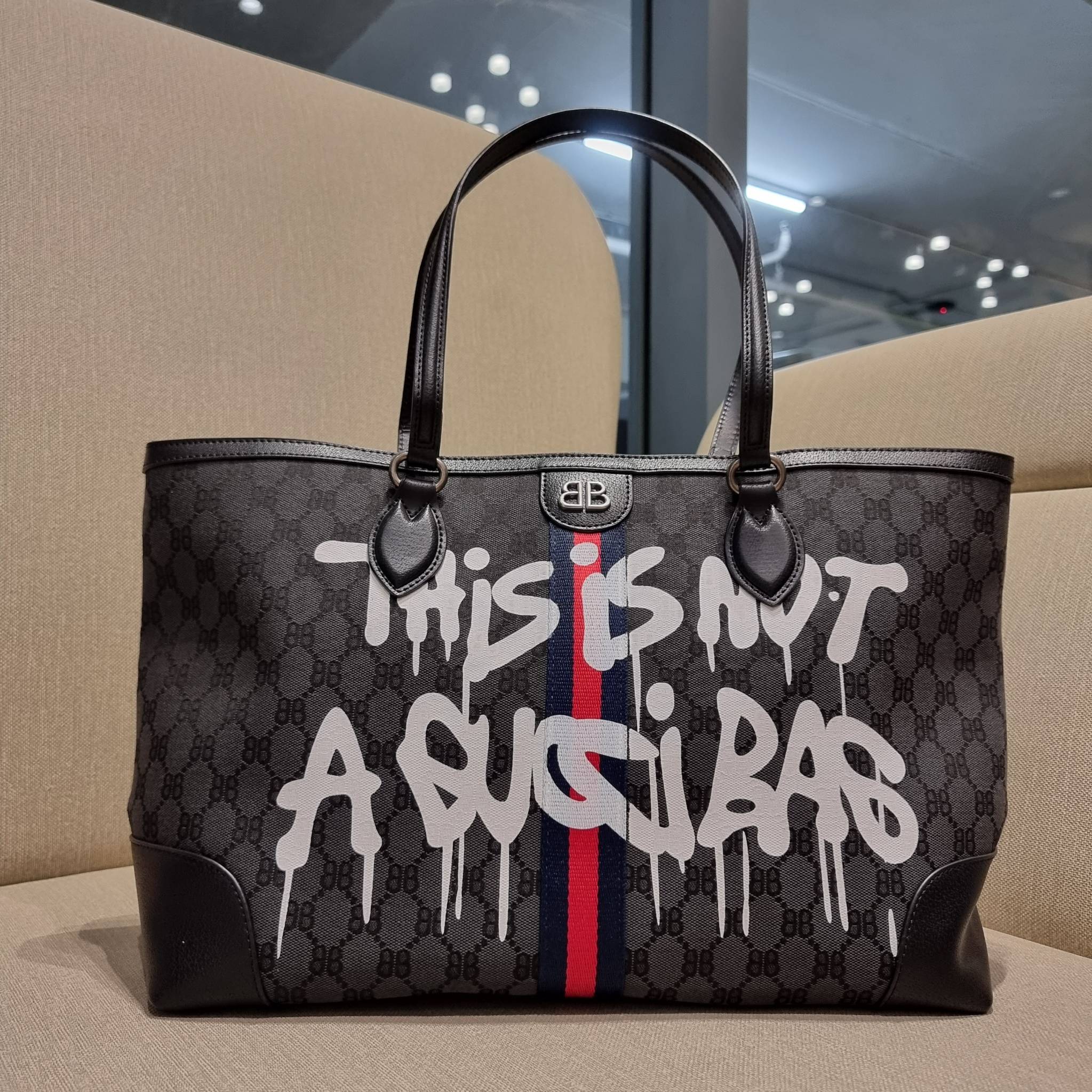 GG×BALEN MEDIUM OPHIDIA TOTE สุดครีเอท กับกระเป๋าช้อปปิ้งทรงโท้ท ใบใหญ่ สุดคุ้ม!! โดดเด่นด้วยลวดลายเพ้นท์กราฟฟิตี้ วัสดุผ้าแคนวาส ตัดแต่งเล่นขอบด้วยหนังแท้ ภายในโล่งกว้างมาก ใส่ของได้สบาย หิ้วไปเที่ยวต่างจังหวัด สะพายไปต่างประเทศตามใจ!! เลิศตรงที่ดีไซน์ใบ