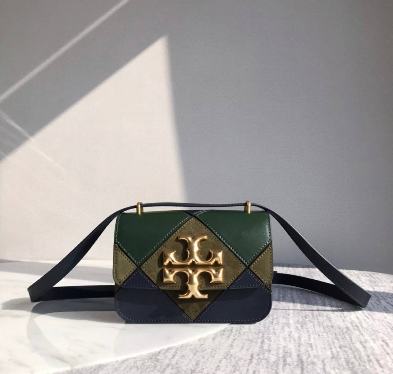 Tory Burch Eleanor Bag (รหัสรุ่น 84089) Collection ใหม่2021 ชนช็อป กระเป๋าสะพายcrossbody 💚สีเขียวเหนี่ยวทรัพย์วัสดุชั้นดี เปิดปิดด้วยแม่เหล็ก ภายในโล่งและมีช่องซิปด้านข้าง สายสะพายปรับระดัยสั้นยาวได้ตามใจชอบ รุ่นนี้สวยหรูไฮโซมาก ห้ามพลาดนะสาวๆ
