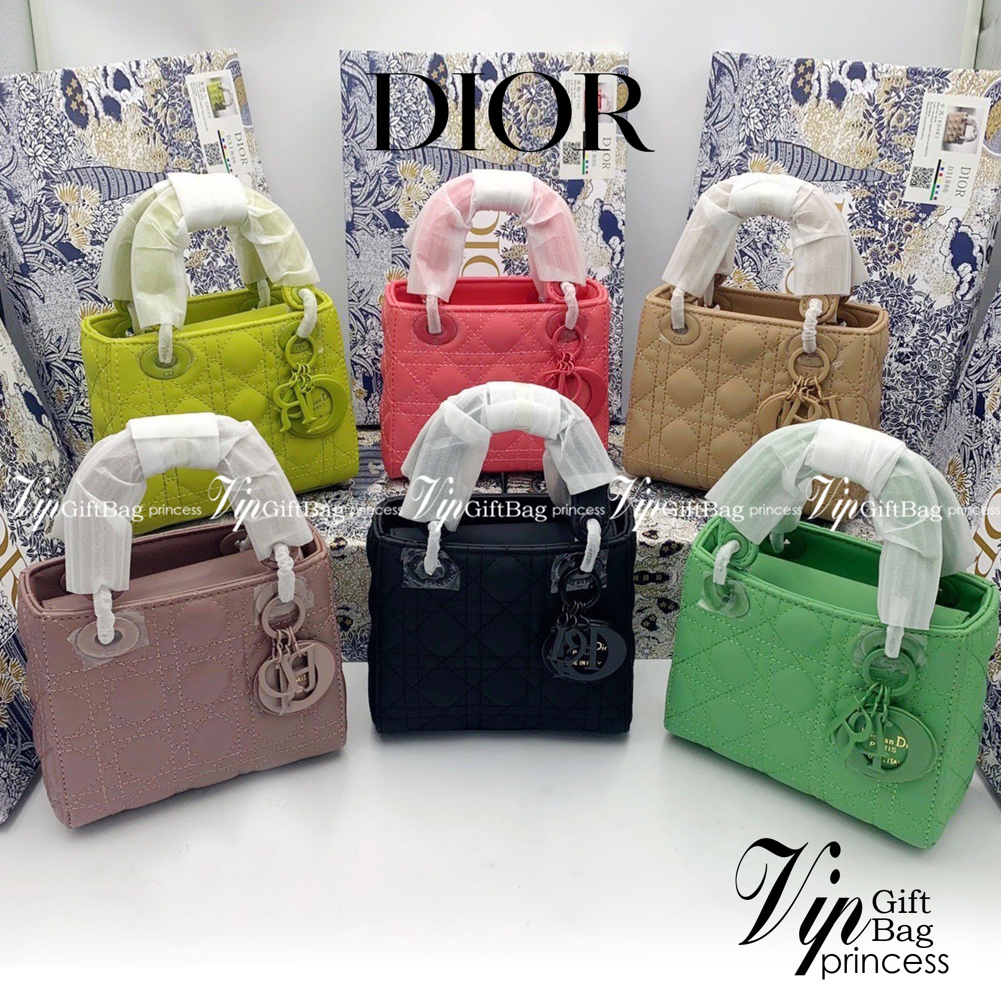 DIOR CD LADY BAG / Christian Dior Lady Dior Ultra-Matte Bag พร้อมส่ง 6 โทนสีพาสเทลหวานๆ น่ารักละมุน ตัวห้อยโลโก้โทนสีเดียวกับกระเป๋า น่ารักมากค่ะ ดีไซน์เรียบง่าย แต่แฝงไปด้วยความหรูหรา วัสดุหนังแท้ ทรงกล่องคลาสสิค มีหูจับในตัวและสายครอสบอดี้สุดเลิศ ที่มาพ