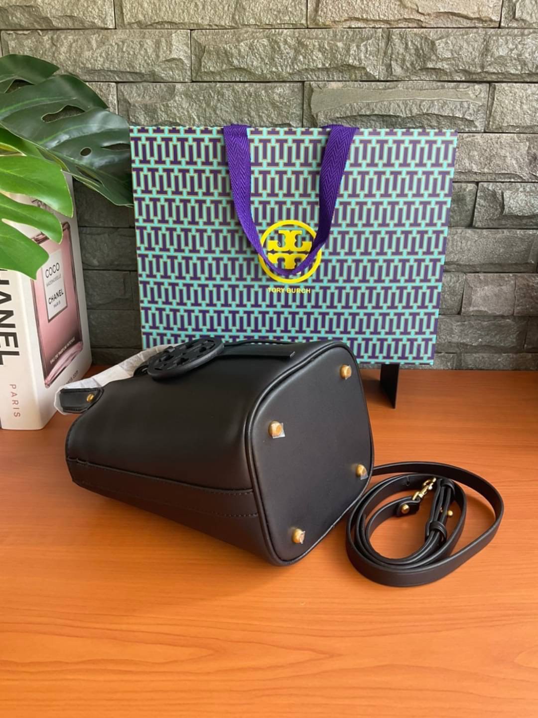 TORY BURCH LEATHER BUCKET BAG MILLER MINI BAG รุ่น 55222 กระเป๋าสะพาย Crossbody ทรงถังสวยสุดฮิต เป็นรูปทรงใหม่