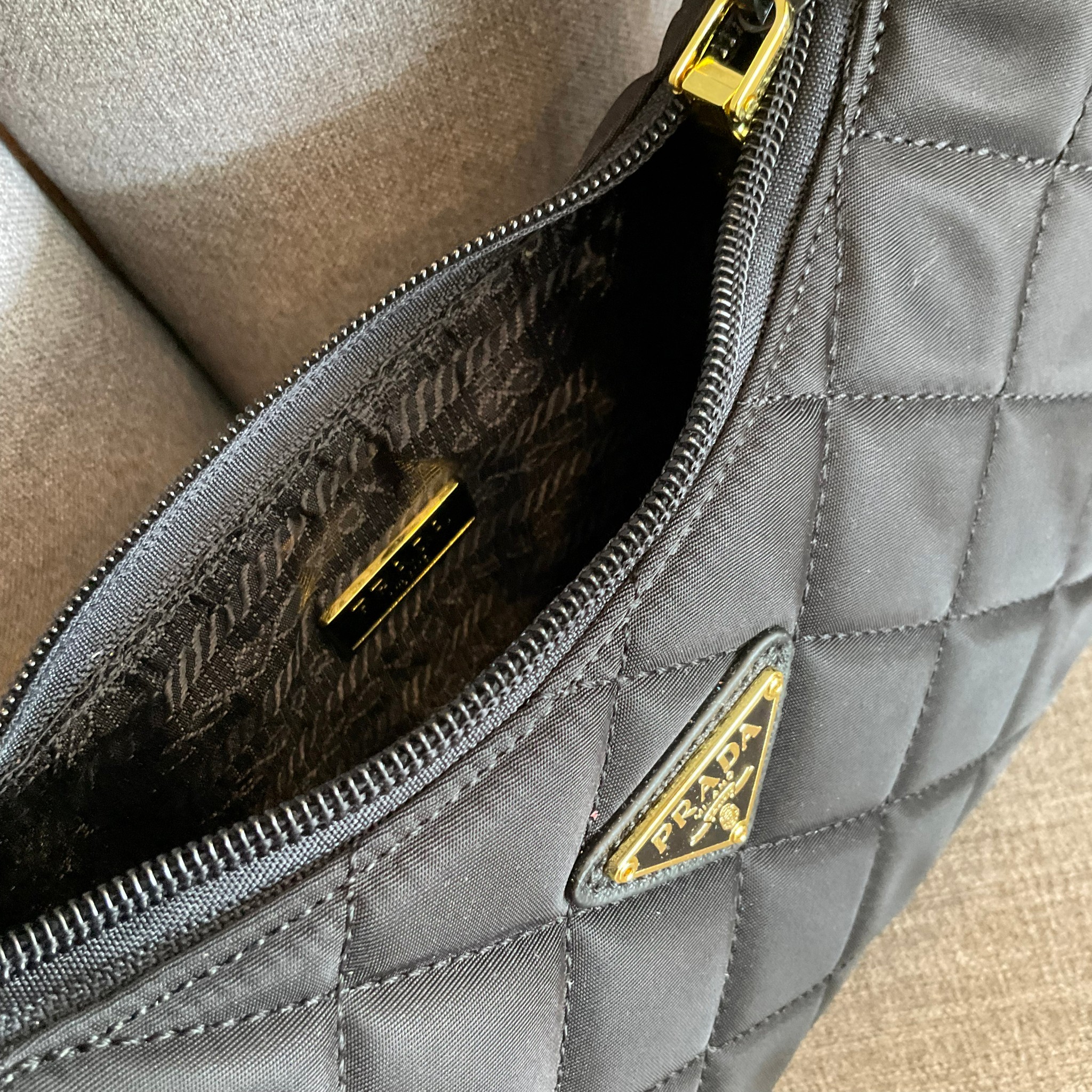 Prada Hobo Mini Quilted Black Nylon Shoulder Bag / PRADA NYLON HANDBAGS ขนาดกะทัดรัด อะไหล่ทอง วัสดุทำจากผ้าNylon ลายตาราง อย่างหนา อยู่ทรง กันน้ำได้ หายห่วงคะ