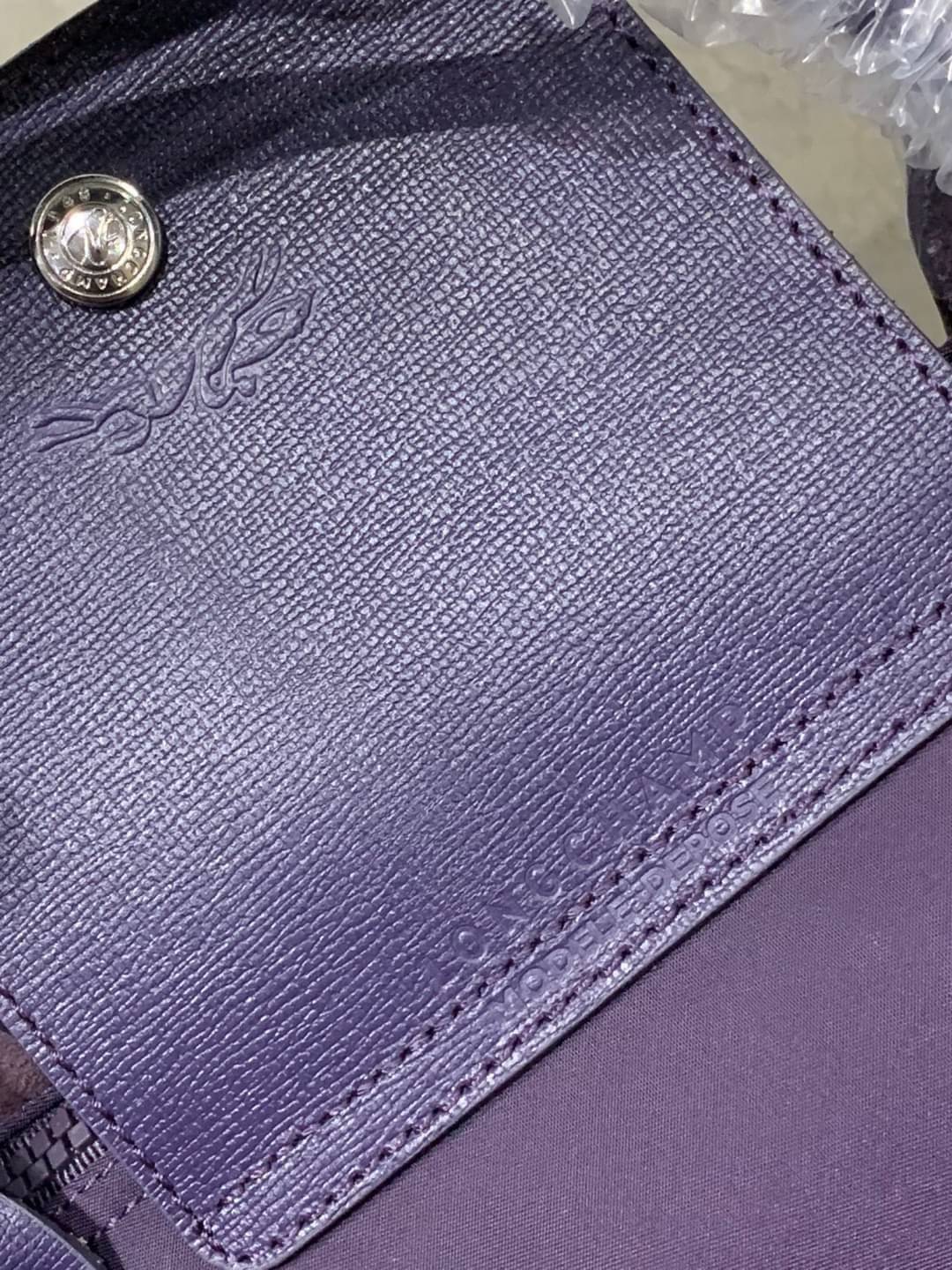 Longchamp Le Pliage Neo Size M มาพบกับกระเป๋ารุ่นยอดนิยม ที่สาวๆ ต้องมีไว้เก็บไว้สักใบ กระเป๋าโท้ทใบนี้ มาพร้อมกับสีที่มีสไตล์เรียบง่าย มีสายสะพายยาวช่วยให้คุณสามารถสะพายไหล่ได้อย่างสบาย ในขณะที่ที่ปิดแบบซิปช่วยให้คุณมั่นใจได้ว่าของด้านในมีความปลอดภัย Le 