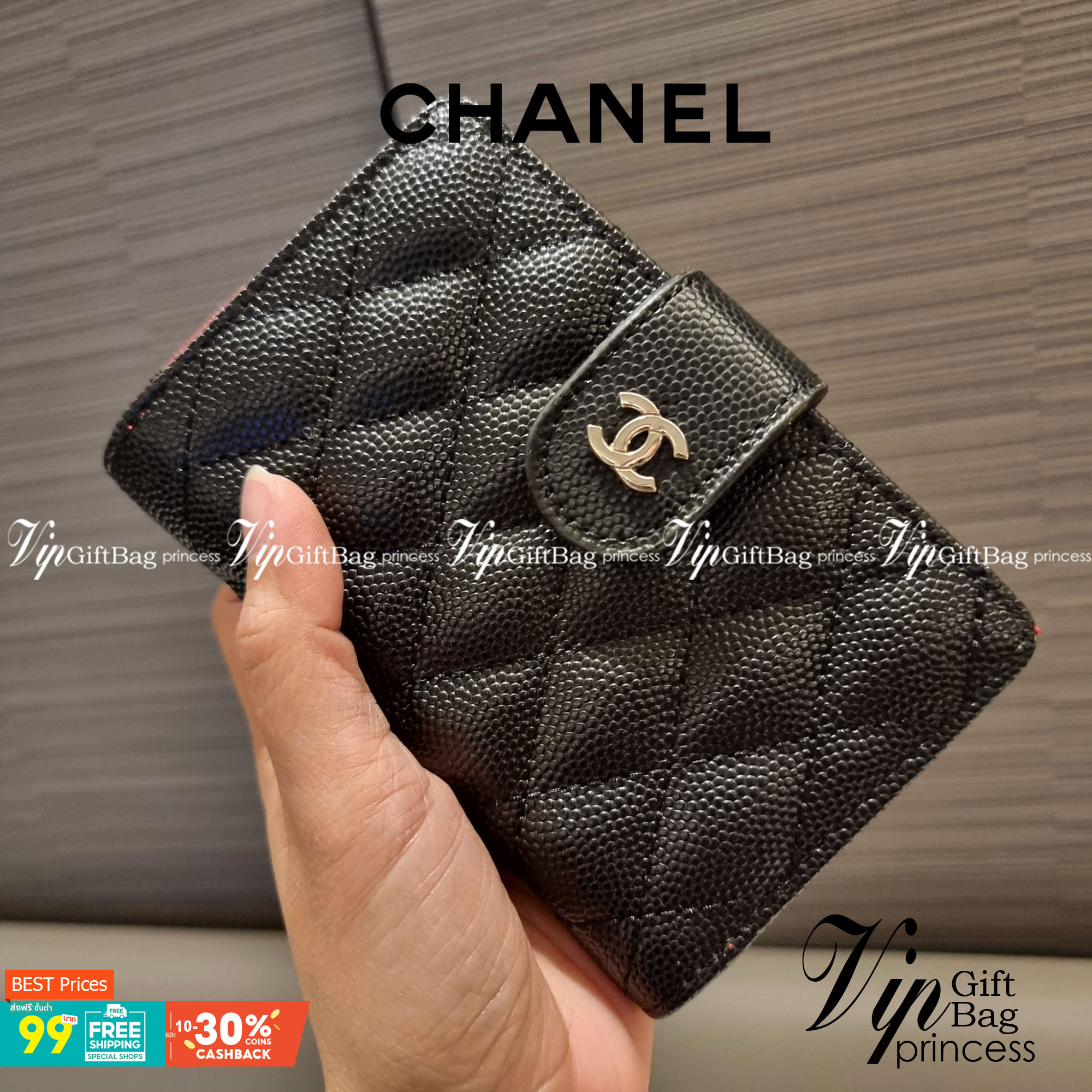 VIP 】หรูสุด ไม่ต้องพูดเยอะ!! HOT ITEM!! กระเป๋าสตางค์ใบกลางขนาดเหมาะมือ ดีไซน์ลุคผู้ดี สวยคลาสสิคจาก Chanel premium for gift วัสดุหนังลายคาร์เวีย ใช้งานง่าย เปิด-ปิดด้วยกระดุมแม่เหล็ก และซิปรูดช่องสำหรับใส่เหรียญ สะดวกมากๆ ภายในกระเป๋ามีช่องใส่บัตร ใส่ธนบ