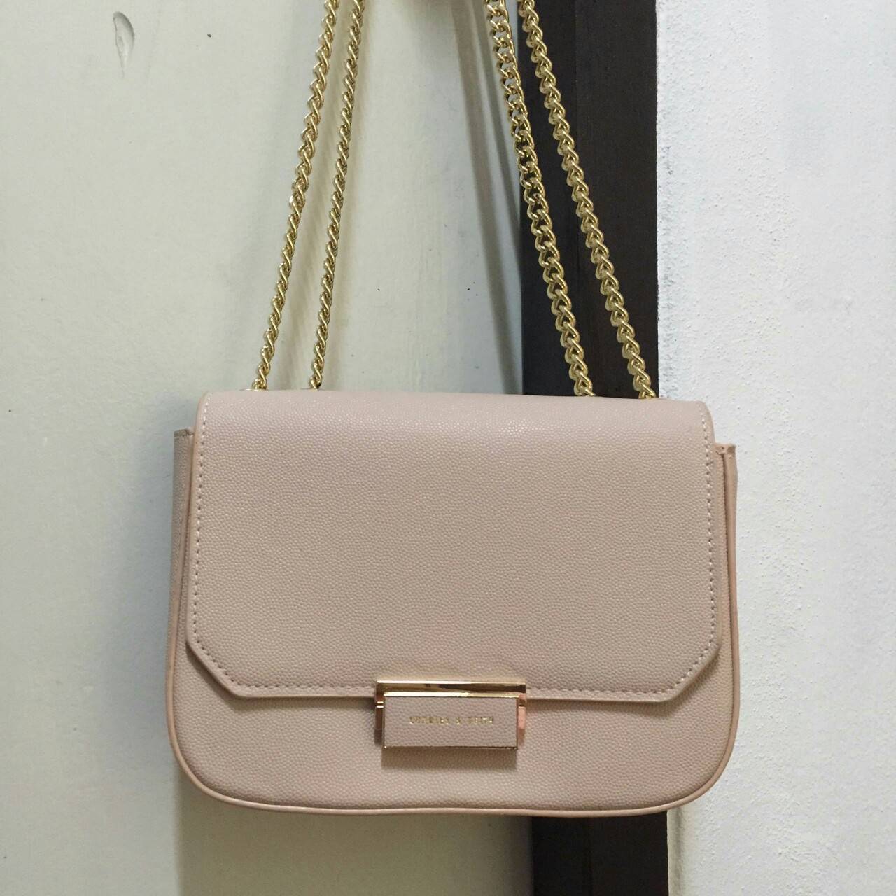 CHARLES & KEITH PUSH-LOCK CHAIN SLING BAG Best seller กระเป๋าอยู่ทรงสวย วัสดุลายคาร์เวียร์หนังสวยใช้ เปิดปิดด้วยตัวล็อค ด้านในมีช่องซิป 1 ช่อง จะสะพาย แบบสายโซ่คู่/เดี่ยวก็สวยน่ารักค่ะ