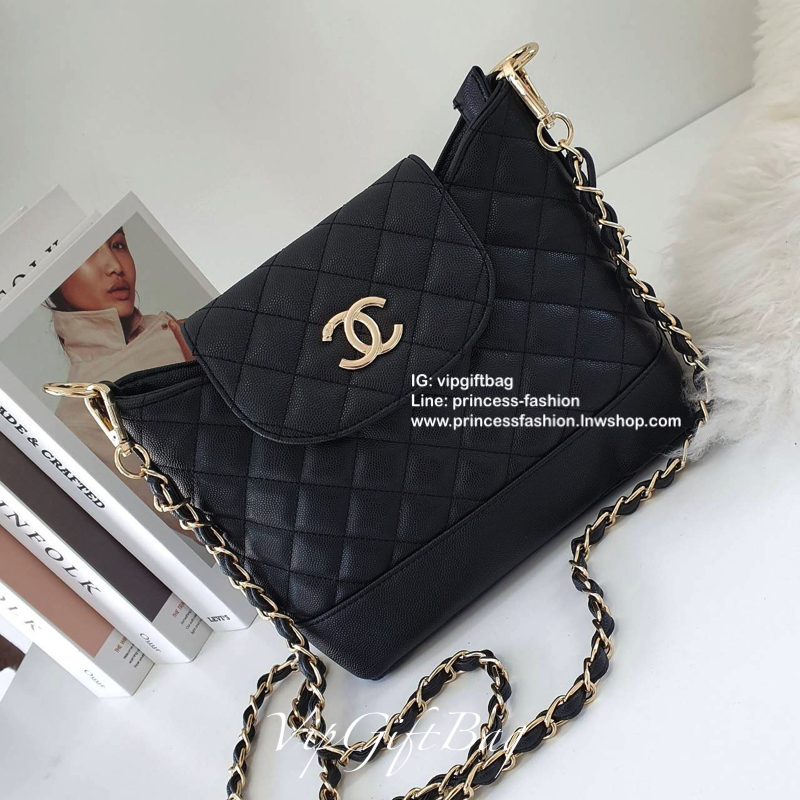 CHANEL VIP GIFT SHOULDER BAG รุ่น Limitedจากงาน VIP GIFT(GWP) ของแท้100% วัสดุหนังคาเวียร์เต็มใบ เปิดปิดด้วยซิปอะไหล่ทอง ด้านในใส่ของได้เยอะ มาพร้อมสายสะพาย2สายแบบ ทั้งสายโซ่สลับหนังและสายกนังคาเวียร์ ถนอมไหล่ ถอดออกได้ สวยหรูในราคาที่เอื้อมถึง ห้ามพลาดนะ