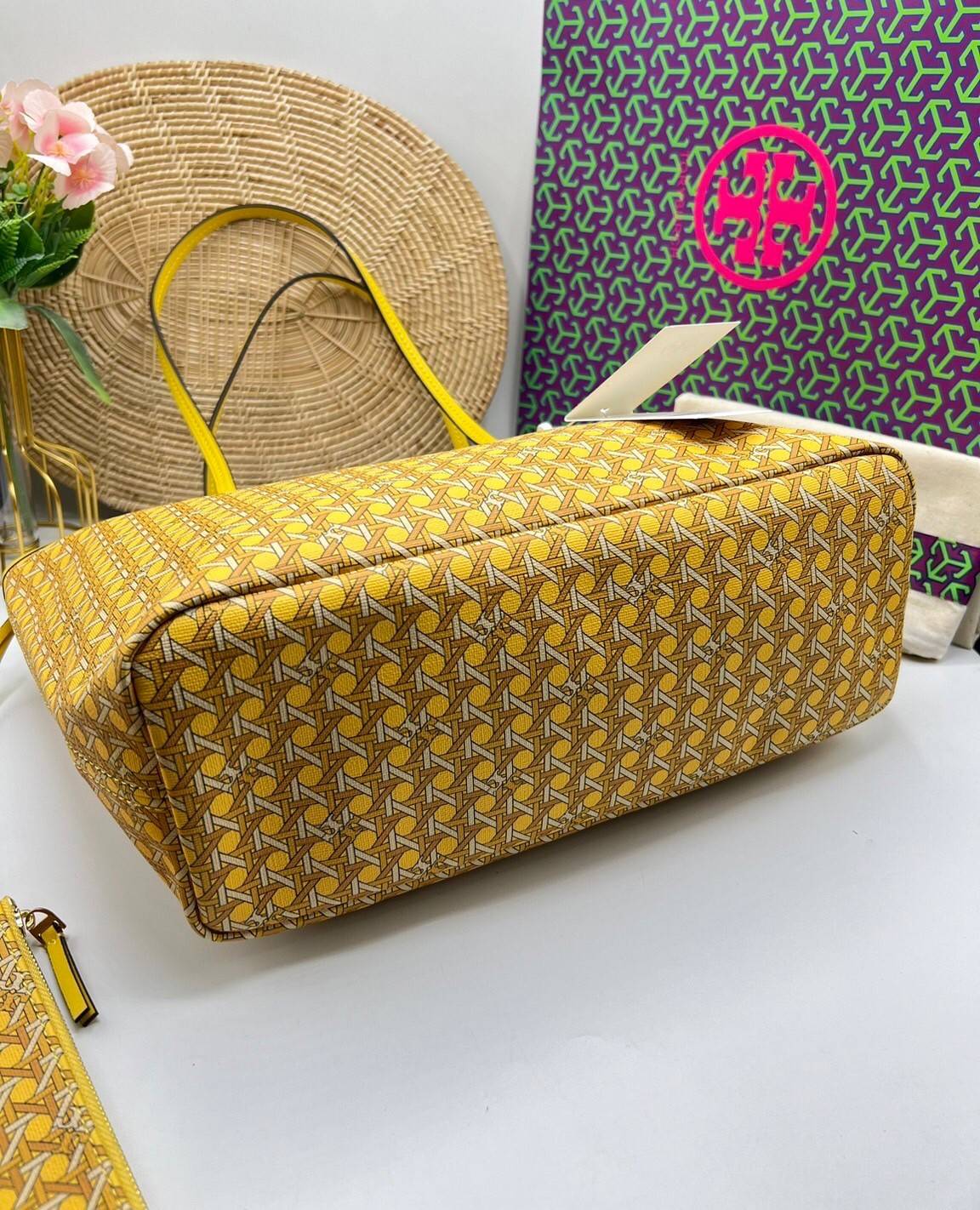 Tory Burch Ever Ready Zip Tote Small Coated Canvas / Tory Burch Geo Logo Tote กระเป๋าโท้ท พิมพ์ลายด้วยลวดลายสานตะกร้าอันเป็นเอกลักษณ์ของแบรนด์ ซึ่งได้แรงบันดาลใจจากความหลงใหลในงานจักสานของผู้ก่อตั้ง