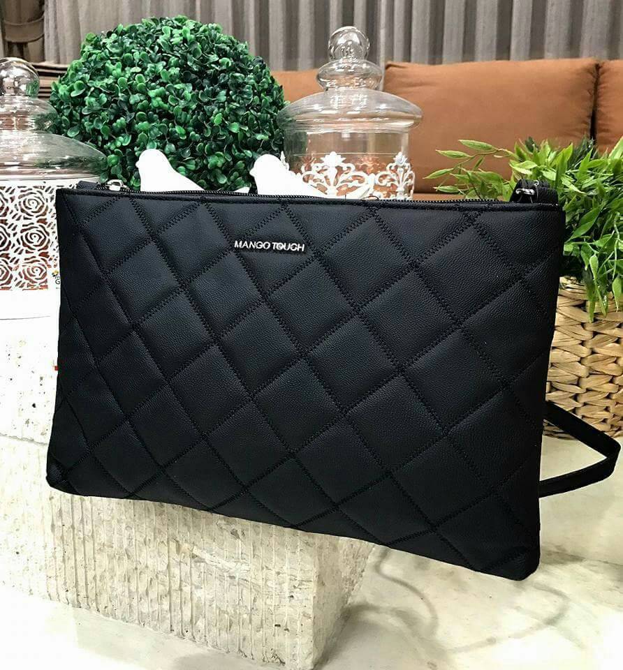 MANGO QUITED SHOULDER BAG กระเป๋าสะพายวัสดุหนังลายตารางสี่เหลี่ยมประดับโลโก้ ด้านหน้าเปิดปิดด้วยซิปมาพร้อมสายสะพายยาวขนาดกำลังดี น้ำหนักเบา ใส่กระเป๋าสตางค์ใบยาว, มือถือ,ของจุกจิกได้ ใช้ได้ทุกโอกาส ภาพถ่ายจากสินค้าจริง ราคาสุดคุ้มแนะนำเลยค่ะ