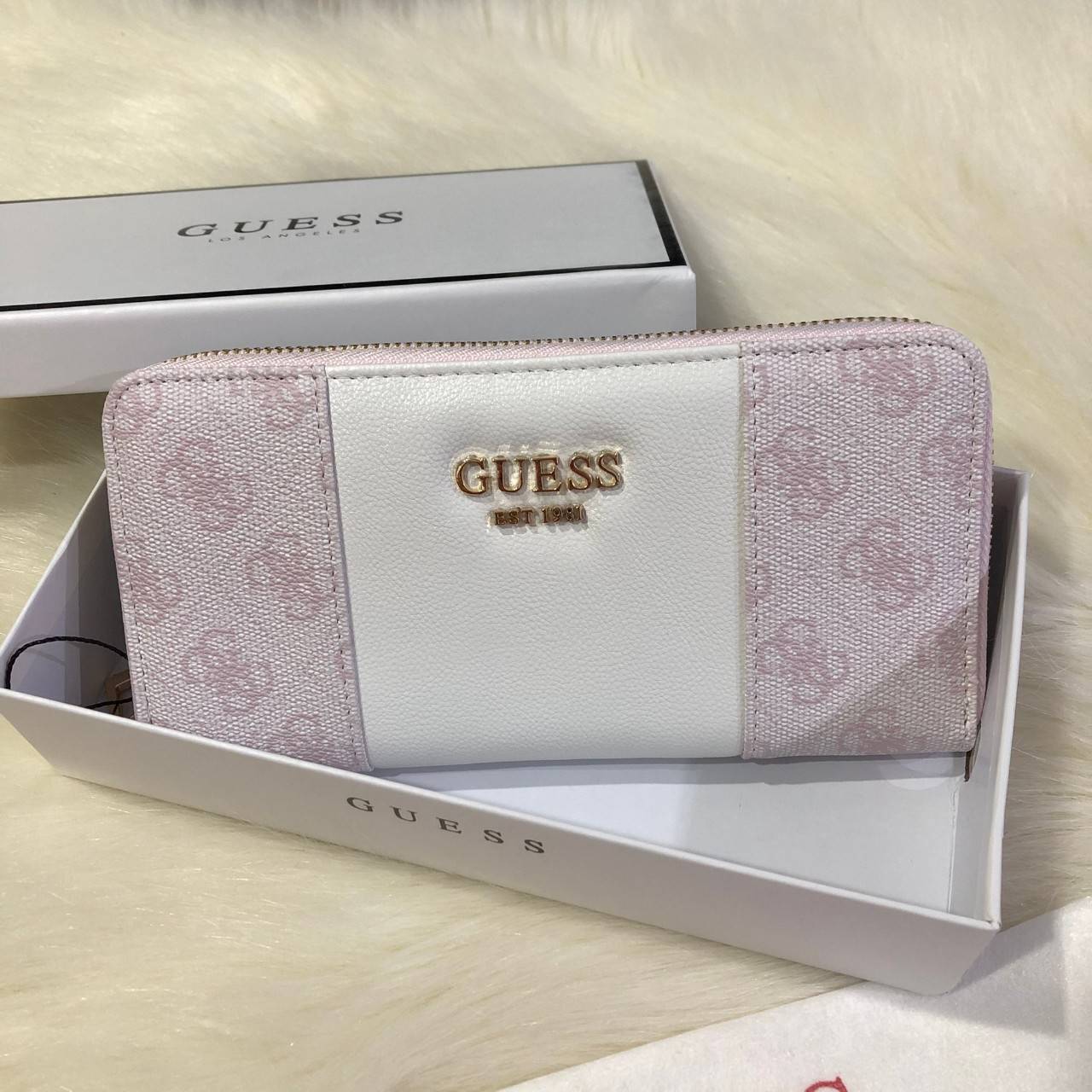 ของแท้ 💯% GUESS FACTORY WOMEN'S LONG WALLET กระเป๋าสตางค์ใบยาว สวยมากค่ะ เปิดปิดด้วยซิป ด้านหน้าประดับโลโก้