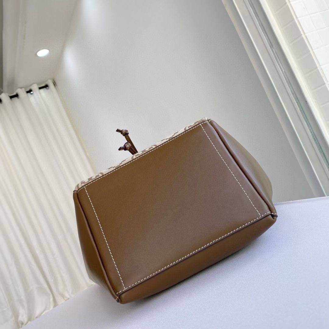 Tory T Monogram Mcgraw Dragonfly กระเป๋าถือหรือสะพายไหล่ วัสดุหนัง Jacquard อะไหล่ทอง ทรงปีก เปิด-ปิด ด้วยกระดุมแม่เหล็ก ด้านในโลง มี 2ช่องเล็ก จุของได้เยอะ น้ำหนักเบา สายสะพาย crossbody ได้ ปรับระดับได้