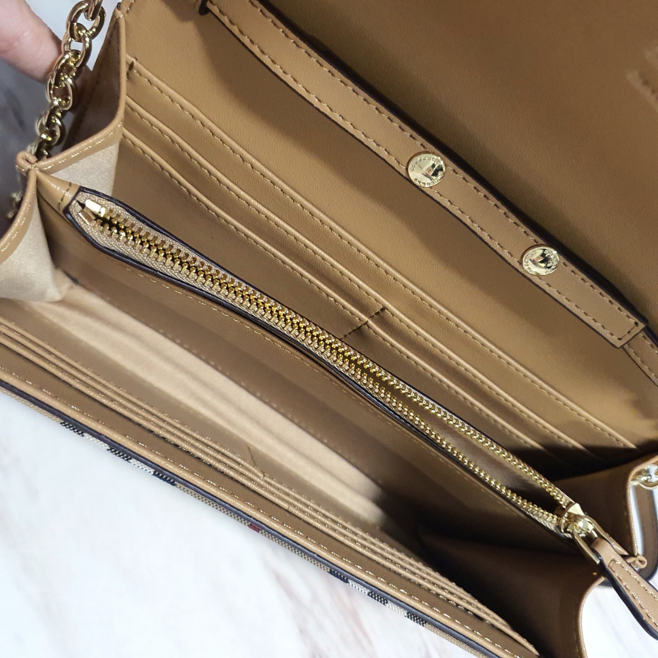 พรีเมี่ยมกิ๊ฟแท้ 100% 】BURBERRY CROSSBODY BAG กระเป๋าสะพายพรีเมี่ยมกิ๊ฟรุ่นใหม่ล่าสุด Limited จาก BURBERRY Perfume DutyFree วัสดุทำจากหนังสลับผ้าลายแบรนด์ เปิดปิดด้วยกระดุมแม่เหล็ก