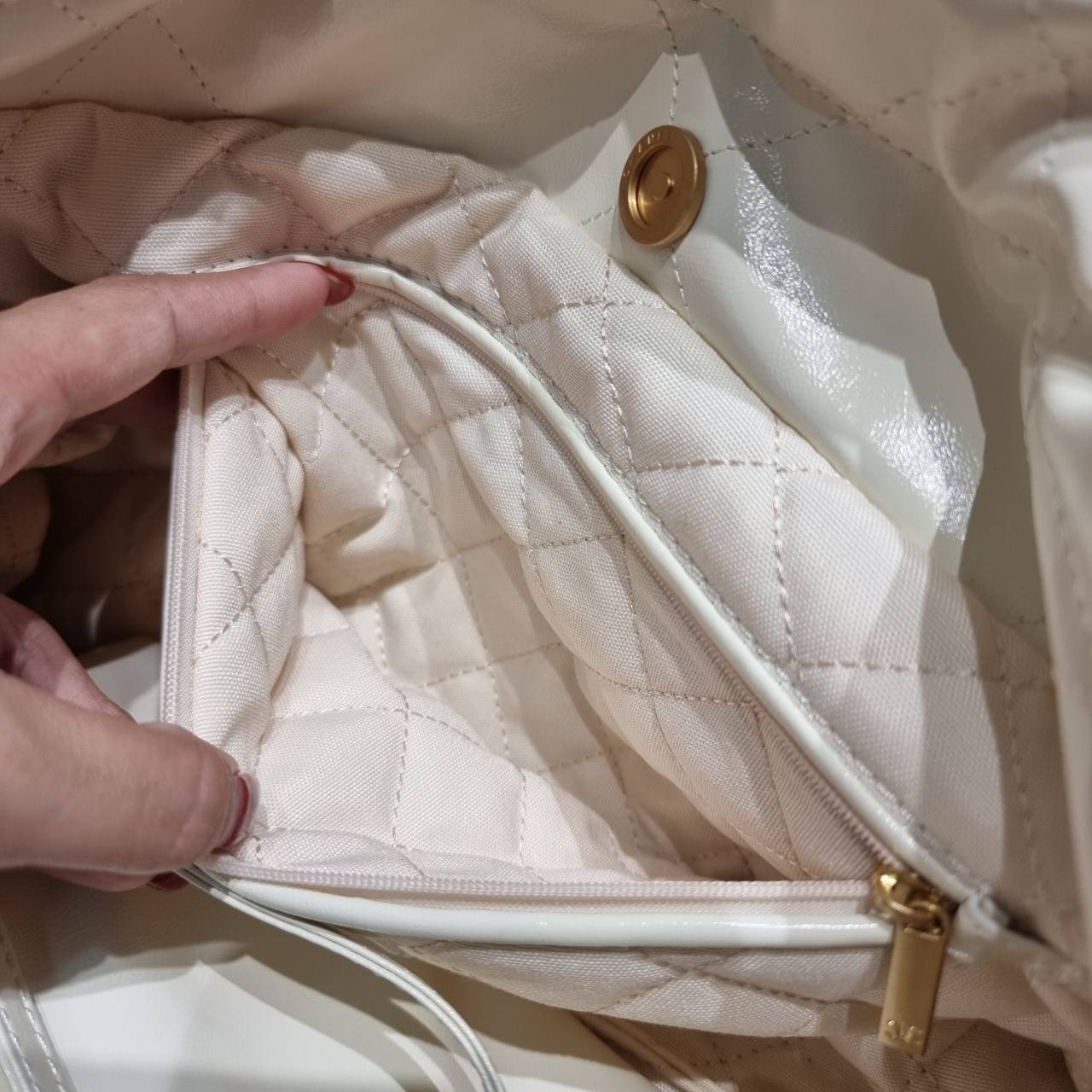 Chanel 22 horizontal bag แรงเกินต้านที่สุดกับไอเท็มนี้ ที่สาวๆหรือใครๆก็ต้องมี มาในไซส์ใหญ่ รูปทรงใช้ง่ายขึ้น แต่ยังจุได้หนักๆเหมือนเดิม ดูหรูหรา เกินเรื่องที่สุด