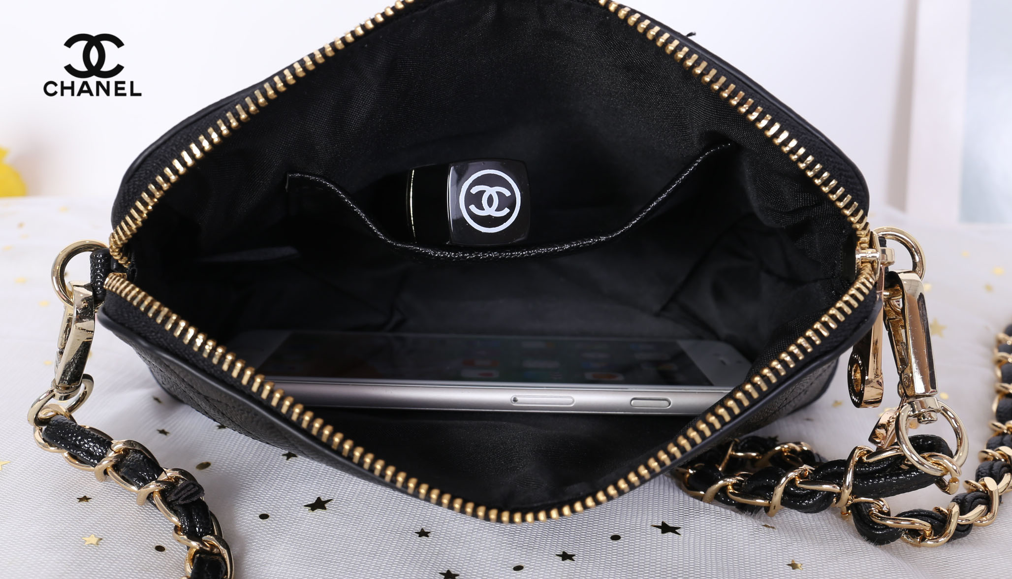 CHANEL Caviar Wristlet Crossbody Bag / Chanel Shoulder Bag With Chain กระเป๋าหนังลายเวียร์ปั๊มโลโก้แบรนด์ด้านหน้าสวยหรูดูแพง มาพร้อมจี้โลโก้แบรนด์ห้อยสีทองเก๋ๆน่ารัก