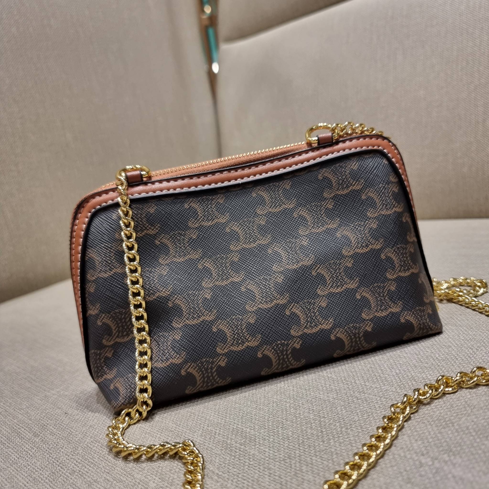 CELINE CLUTCH WITH CHAIN IN TRIOMPHE CANVAS WITH TRIOMPHE HEART EMBROIDERY กระเป๋าสะพายกึ่งคลัทช์ มินิไซส์ เอาใจสาวๆสายสะดวก!! พกพาง่าย สะพายกำลังสวย วัสดุหนังแคนวาส ดีไซน์ใหม่ โลโก้ลายปัก ดีเทลเดินด้ายรูปหัวใจ คิ้วท์ไปอี้ก!! เปิด-ปิดด้วยซิป ภายในโล่ง ใส่