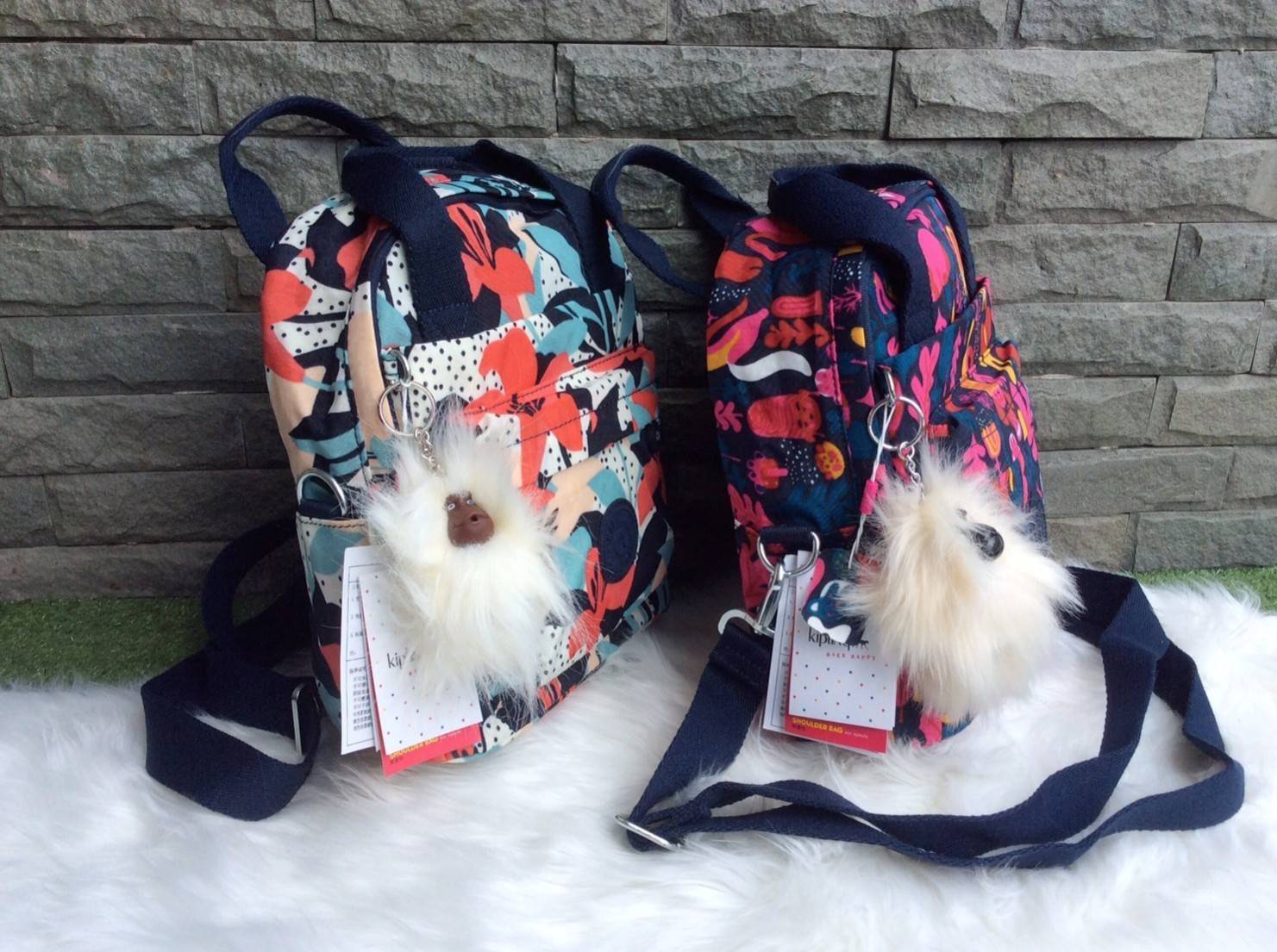 Kipling Mini Backpack 2017 k12688 small flower printed มีพวงกุญแจ Promptpay , พวงกุญแจลิง ,พวงกุญแจอะไหล่ สัญญาลักษณ์ แบรนด์ --------- กระเป๋าขนาดมินิ สามารถใช้งานได้ 3 แบบ : เป็นสะพายหลังได้ / สะพายข้างได้ / มีหูหิ้วถือได้ มีหลายลายให้เลือก ลายสวยน่ารัก 