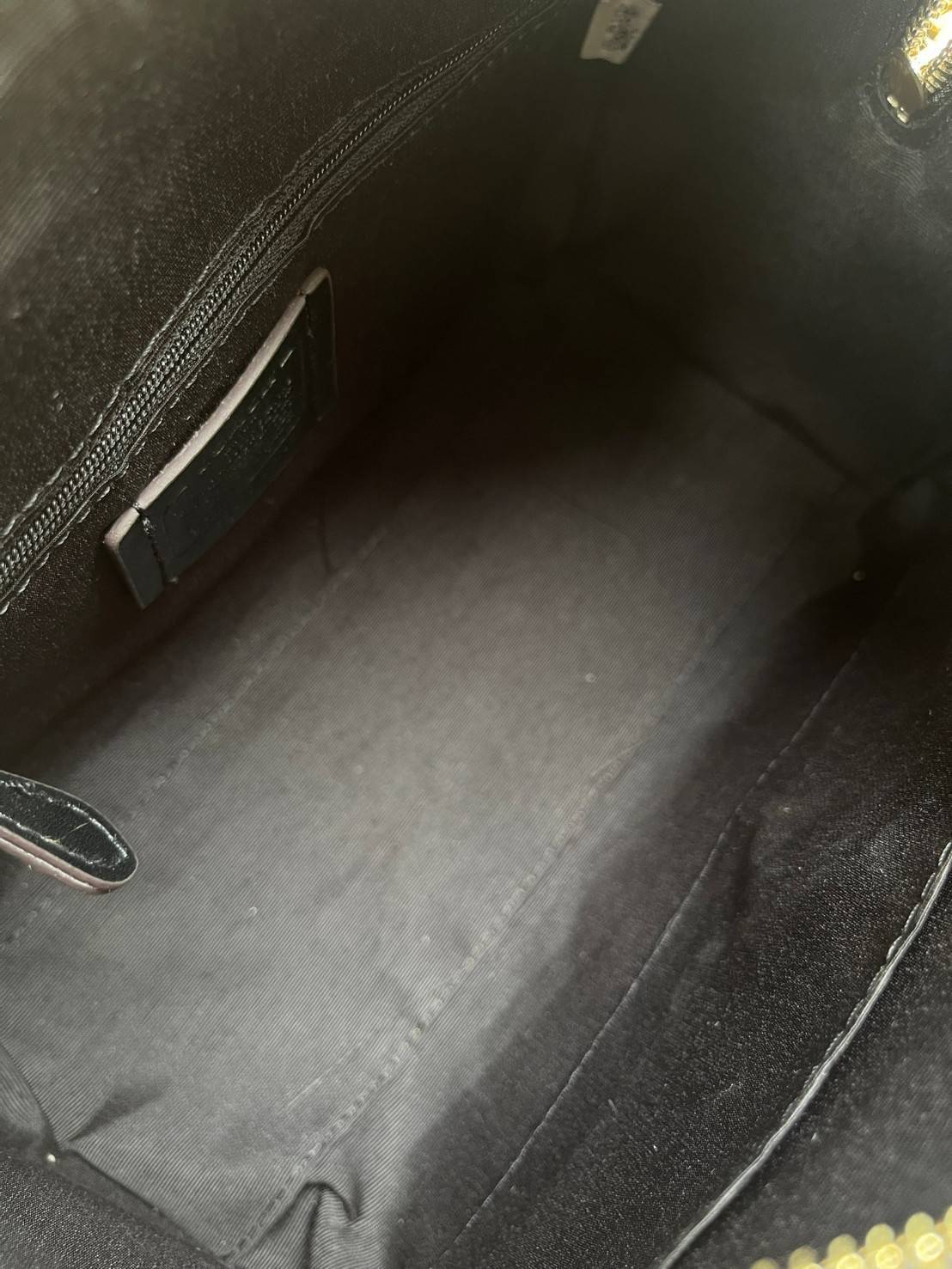 COACH Signature Canvas Rowan Satchel Crossbody จุดเด่นของกระเป๋าทรงsatchel bag คือรูปทรงของกระเป๋าดูแข็งแรง มั่นคง ไม่เสียทรงง่าย มาพร้อมหูหิ้วที่ด้านบนของกระเป๋า ลายแคนวาสที่เป็นซิกเนเจอร์แบบเอกลักษณ์ ช่องใช้งานทุ้งภายในและภายนอก นอกจากนี้ กระเป๋าประเภทน