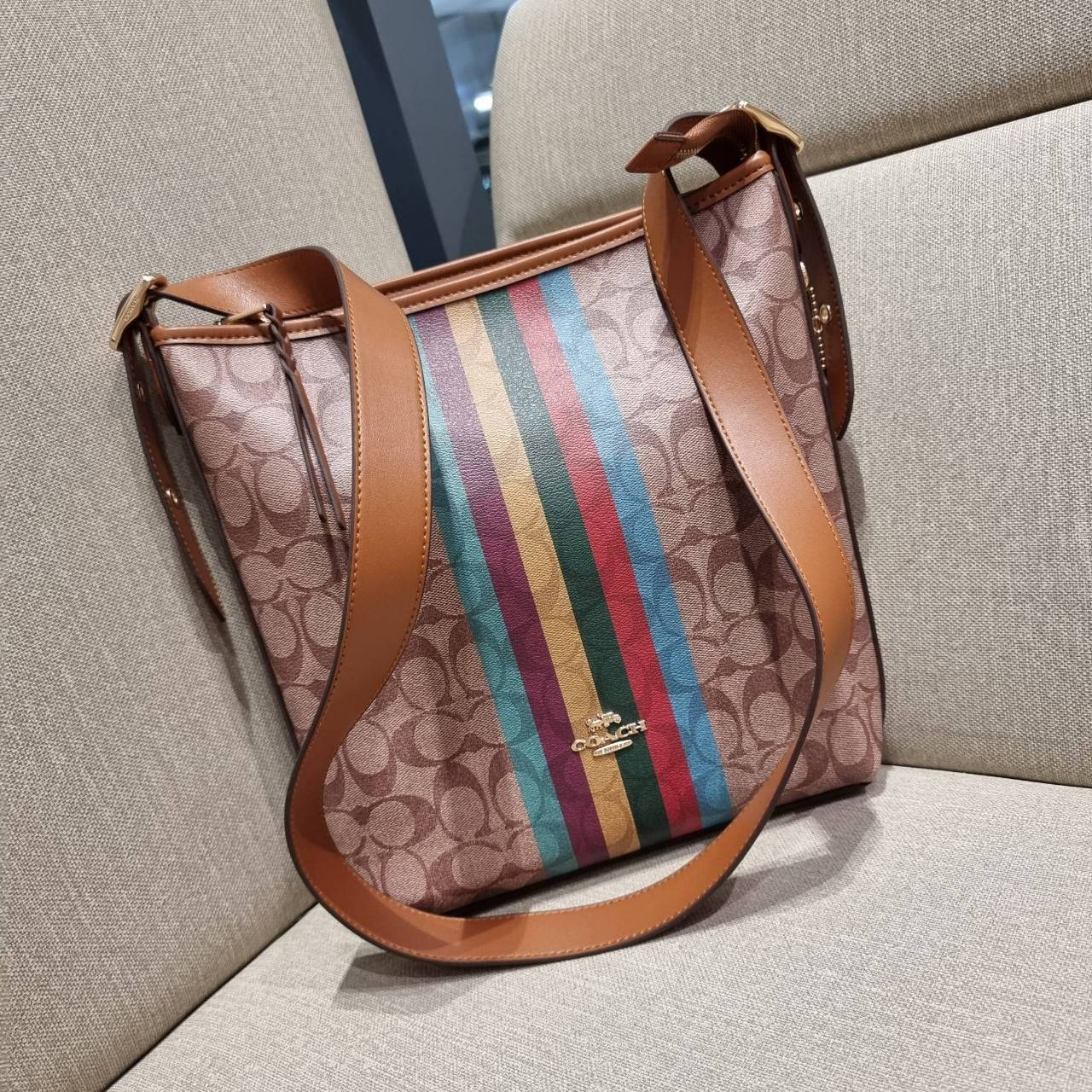 COACH C5641 VAL DUFFLE IN SIGNATURE CANVAS WITH STRIPE ใหม่ล่าสุด กระเป๋าทรงดัฟเฟิล คอลเลคชั่นยอดฮิต สวยโดดเด่น ทรงกระเป๋าไม่ซ้ำใคร แถมยังใส่ของได้จุใจไปอีก วัสดุหนังแคนวาสคุณภาพดี สลับหนังแท้ ด้านหลังมีช่องซิป กระเป๋ามีช่องซิปหลัก ภายในโล่งกว้าง สายสะพาย