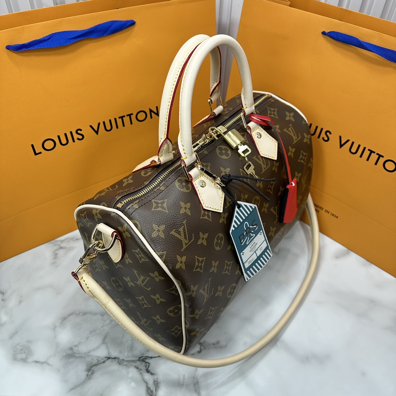 LV speedy soft 30 crafty bag กระเป๋าทรงหมอน รุ่นท็อปฮิต กับดีไซน์ใหม่ต้อนรับฤดูกาลท่องเที่ยว โดดเด่นด้วยการตกแต่งลายพิมพ์ซิกเนเจอร์ และป้ายแท็กหนังสุดเก๋