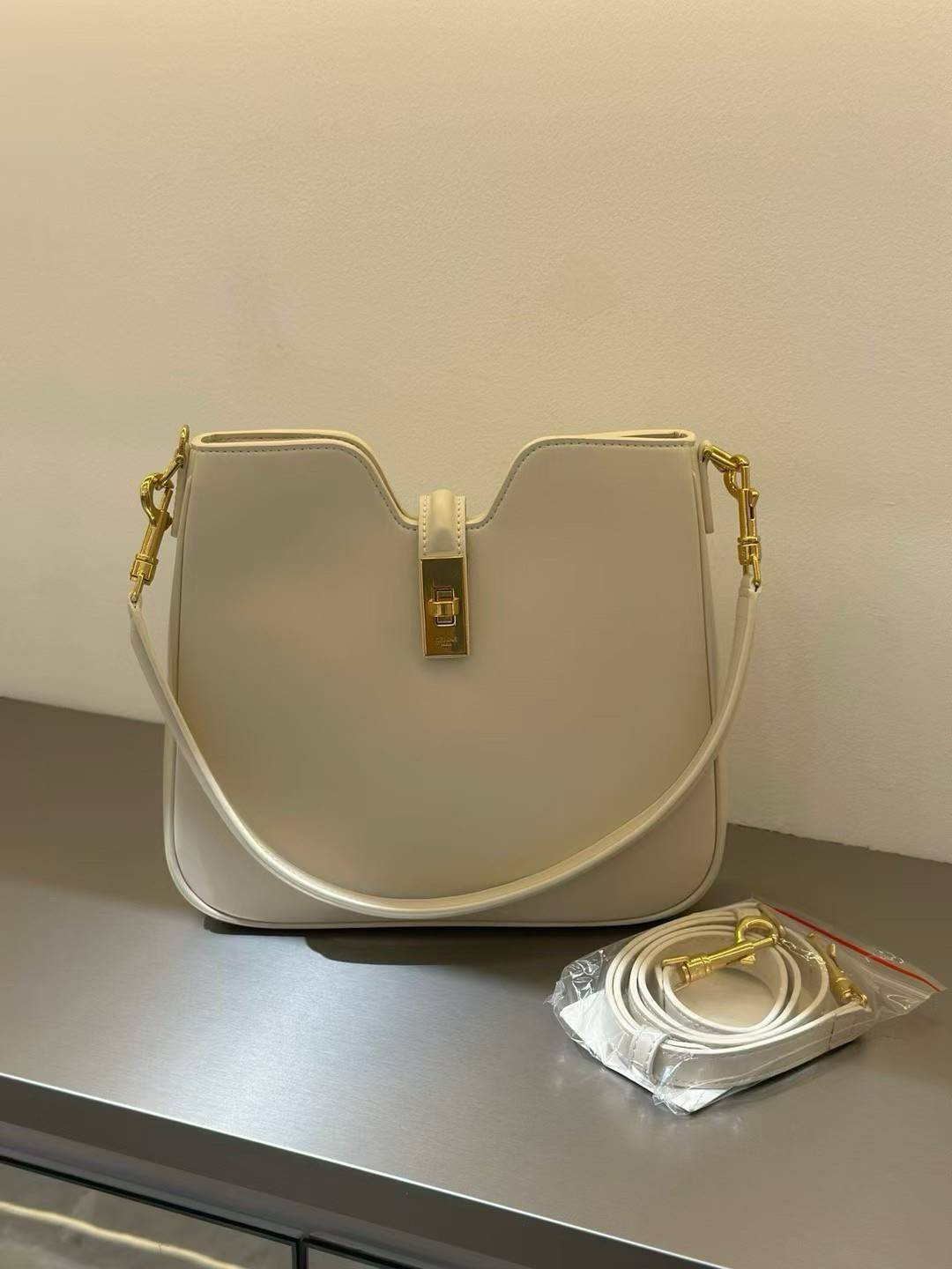 ORI หนังแท้ | CELINE CAMILLE 16 SOFT BAG IN SMOOTH กระเป๋าทรงโฮโบที่ตัวแม่ตัวมัมใช้กันเยอะสุดๆ ด้วยรูปทรงยอดนิยม สะดวกใช้ด้วยอะไหล่บิดล็อค สีทองสวยโดดเด่น