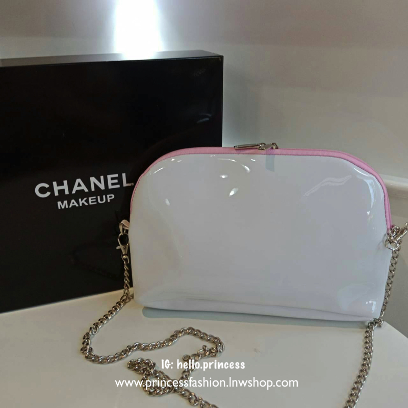 Chanel precision luxury leather clutch with chain จากงานพรีเมี่ยมกิ๊ฟ แบรนด์ดัง วัสดุหนังแก้วมันสวยหรู ด้านหน้า ตกแต่งโลโก้แบรนด์บนเฟอร์สีดำ สายโซ่ยาวสีดำสุดหรู สายถอดเก็บได้ ด้านในบุผ้ามันสีแดง ปั้มแบรนด์แท้ จุของได้เยอะ ใส่มือถือได้ทุกรุ่นไปอีกก จะสะพาย