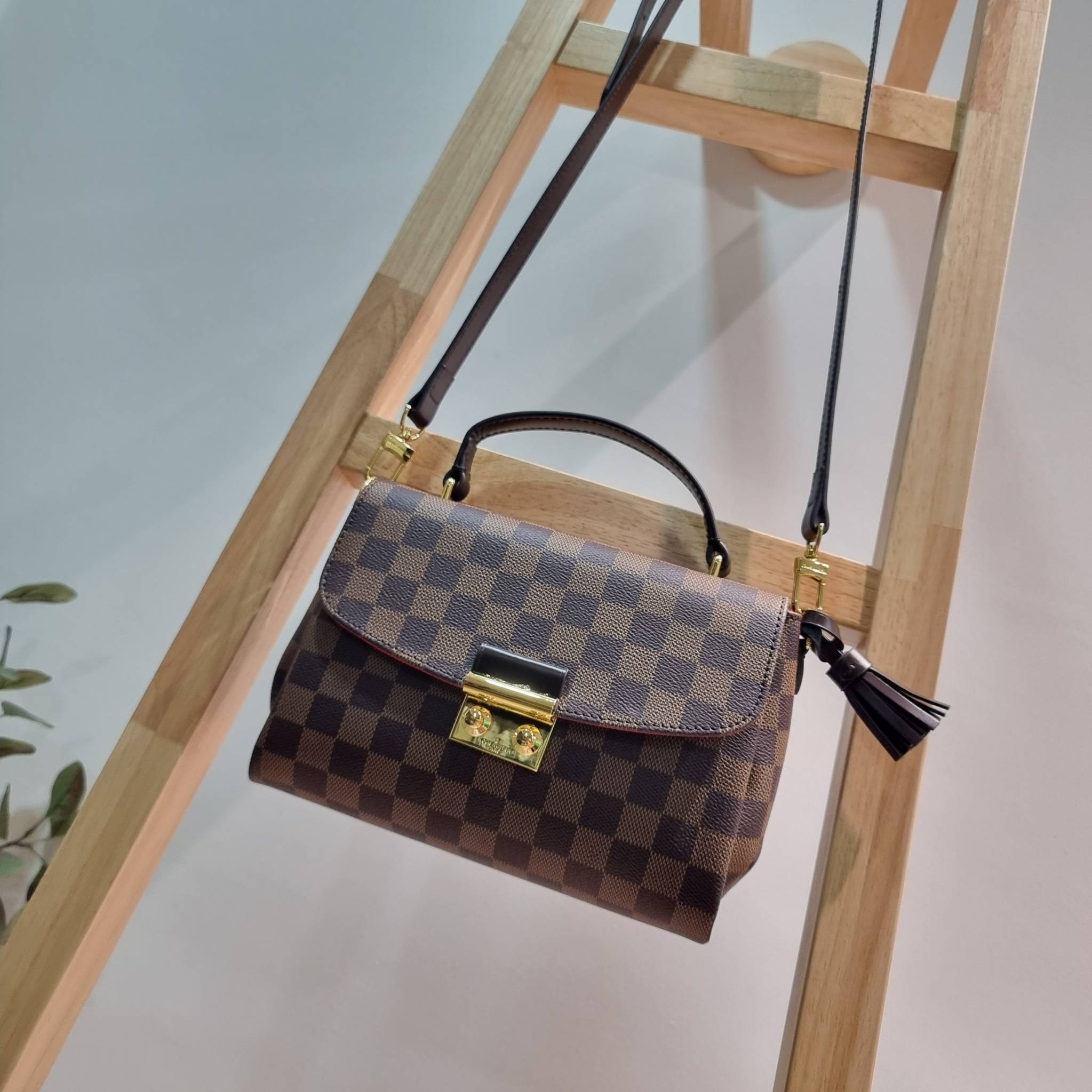 LV CROISETTE CROSSBODY BAG ให้สาวๆได้สวย ในราคาจับต้องได้ กับกระเป๋าสะพายข้าง ดีไซน์ลวดลายตารางเอกลักษณ์ คลาสสิคแต่ดูผู้ดี วัสดุหนังแคนวาส เปิด-ปิดด้วยตัวล็อคแน่นหนา ภายในโล่งกว้าง ใส่ของสำคัญได้ครบถ้วน สายสะพายถอดออกได้ ปรับได้ มีหูจับในตัว ถือเก๋ๆ หรือจ