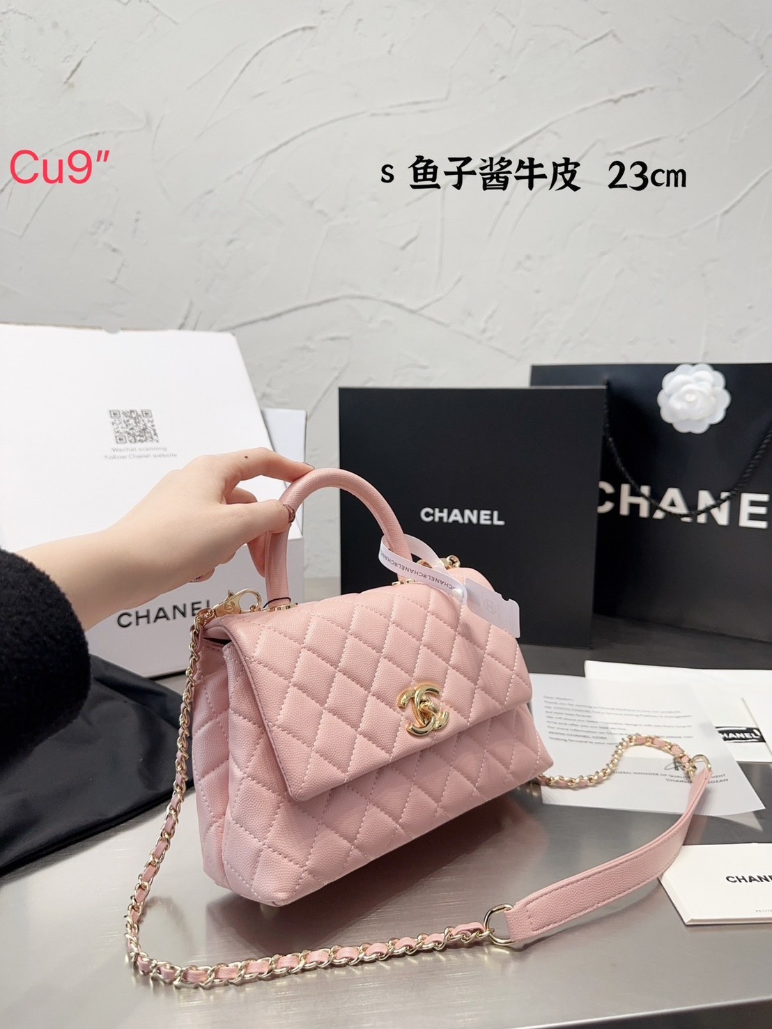 CHANEL Coco Small Top Handle Bag กระเป๋าสะพายสุดคลาสสิค สวยหรูพร้อมมือจับในตัว อะไหล่ทองสวยมาก มาพร้อมกล่อง อปก ครบเซ็ท รอบนี้จัดราคาพิเศษสุดคุ้มค่ะ โดดเด่นและดูแพง ไม่อยากให้พลาดเลยน้า
