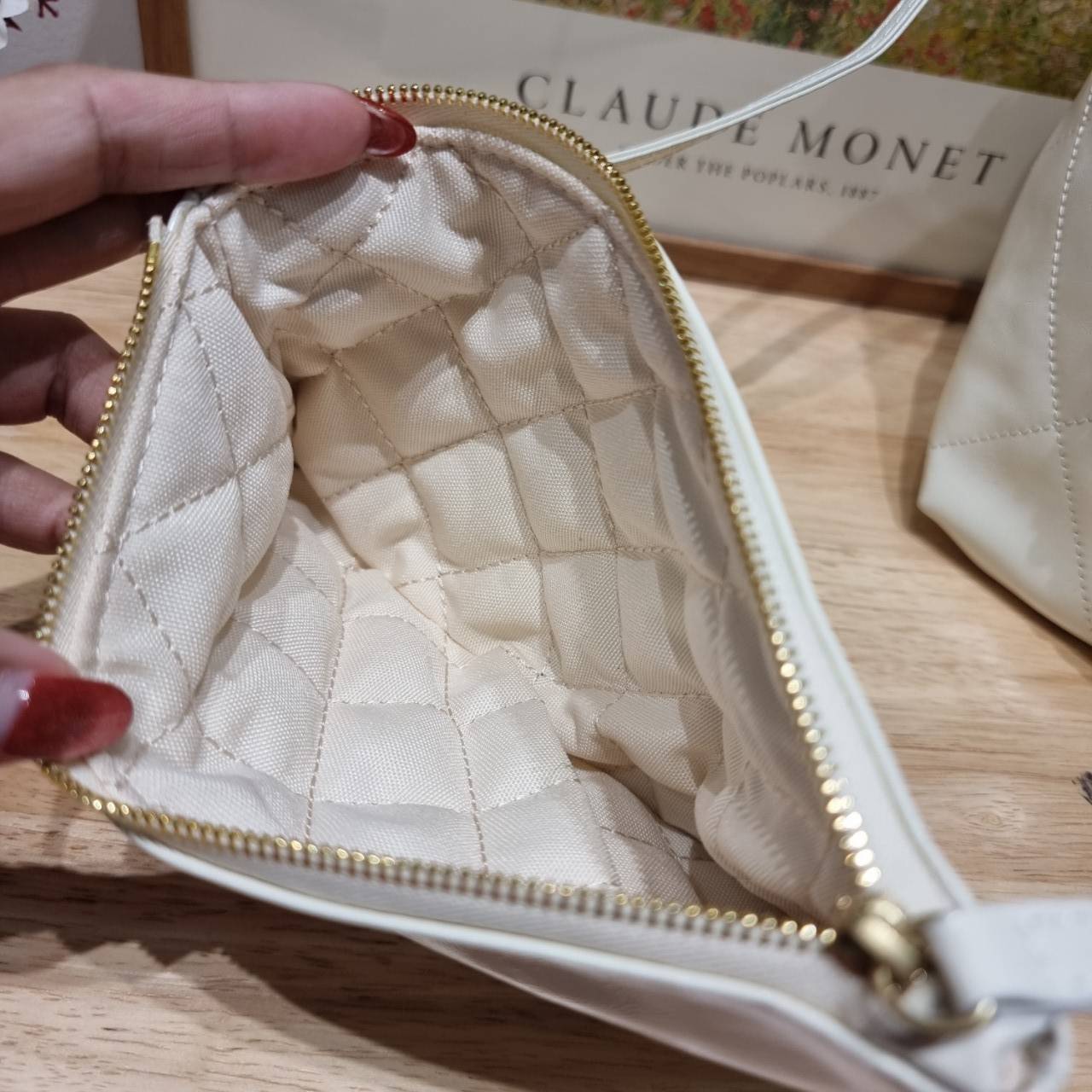 Chanel 22 horizontal bag แรงเกินต้านที่สุดกับไอเท็มนี้ ที่สาวๆหรือใครๆก็ต้องมี มาในไซส์ใหญ่ รูปทรงใช้ง่ายขึ้น แต่ยังจุได้หนักๆเหมือนเดิม ดูหรูหรา เกินเรื่องที่สุด