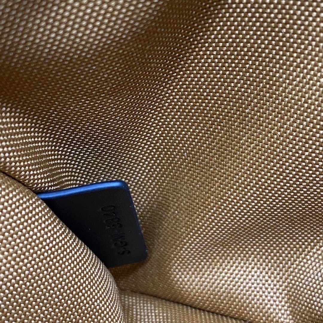 หนังแท้ CELINE Medium Messenger Bag In Triomphe Canvas With Celine Print In Black กระเป๋าทรงครอสบอดี้ วัสดุหนังแท้ทั้งใบ ขนาดกลางกำลังดี น้ำหนักเบา รูปทรงใช้งานง่าย ได้ทั้งหญิงชาย ภาพสินค้าถ่ายจากงานขายจริง ใช้งานต่างประเทศได้